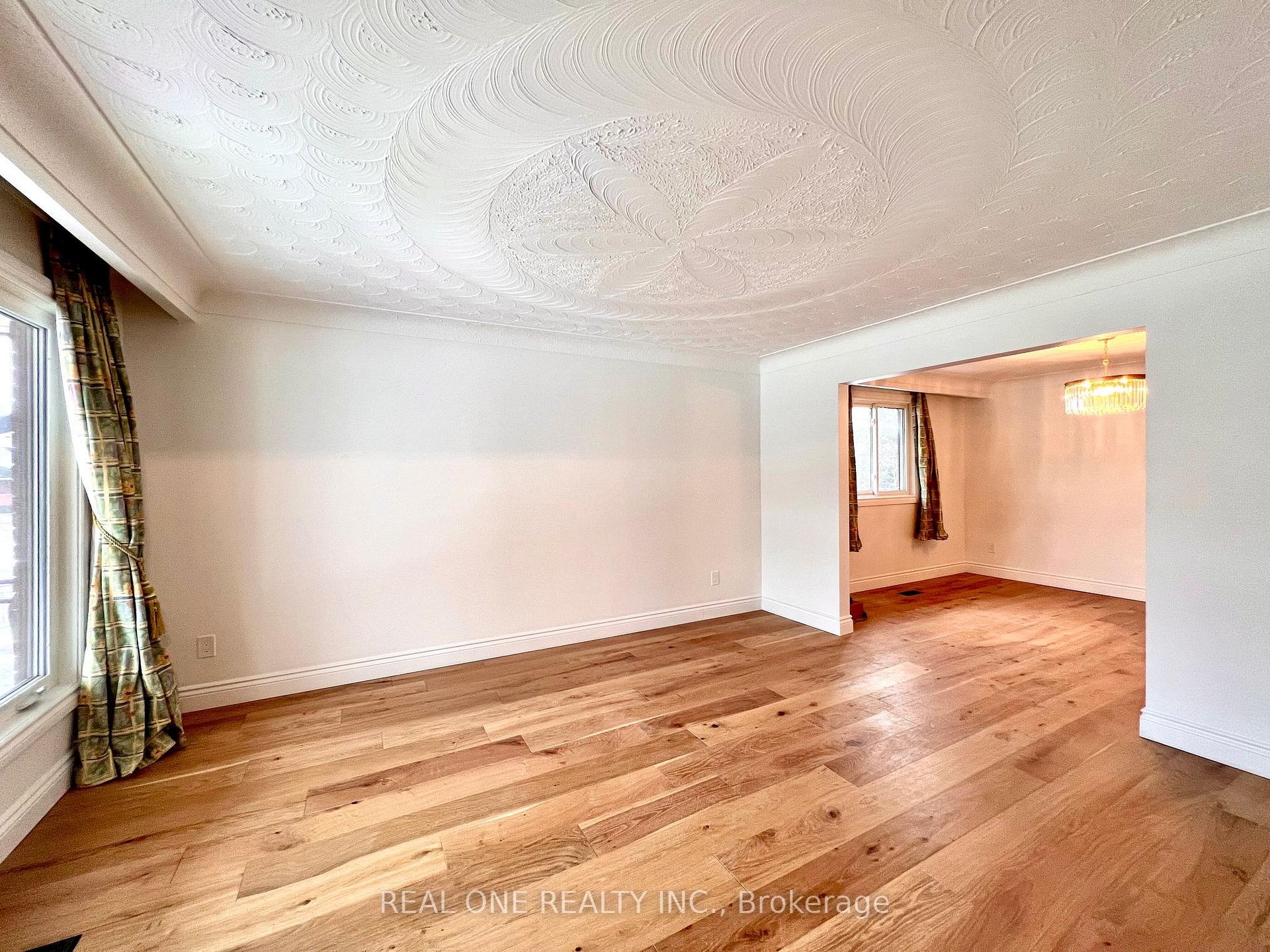 Photo 5 of 126 Gardiner Drive, Hamilton, Gilkson — HOMEH