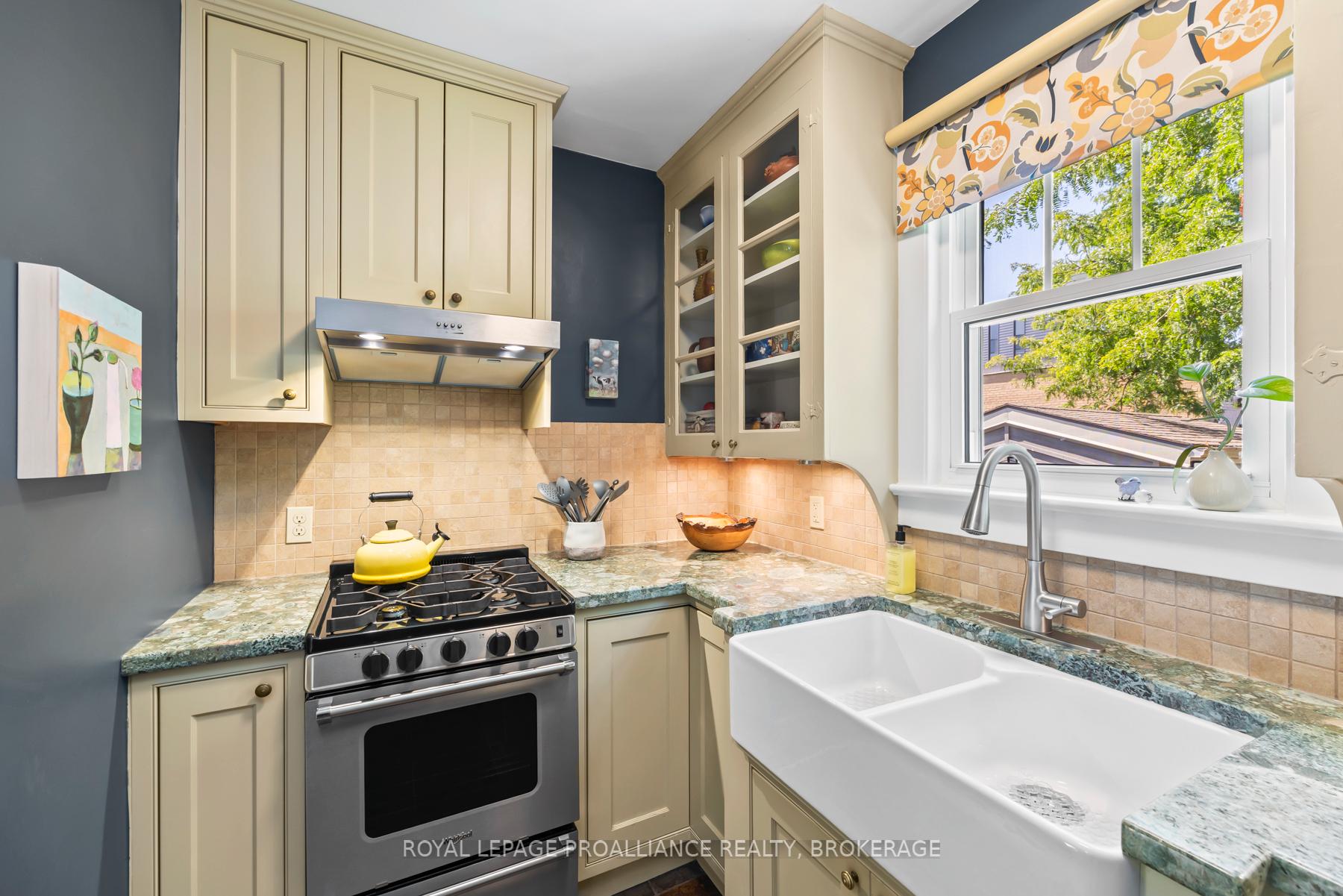 Photo 13 of 16 Drayton Avenue, Kingston, East of Sir John A. Blvd — HOMEH