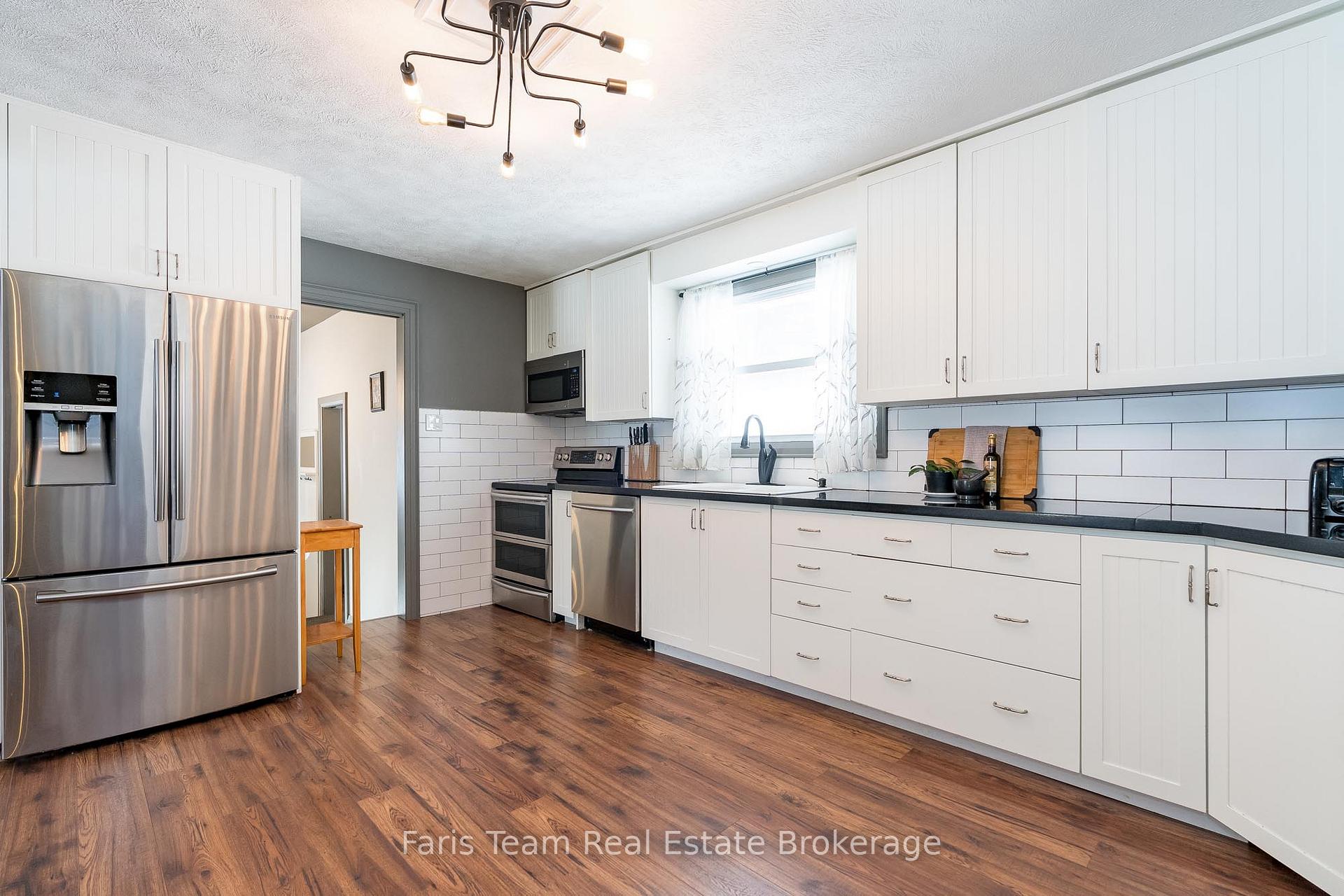 Photo 3 of 1362 Golf Link, Midland — HOMEH