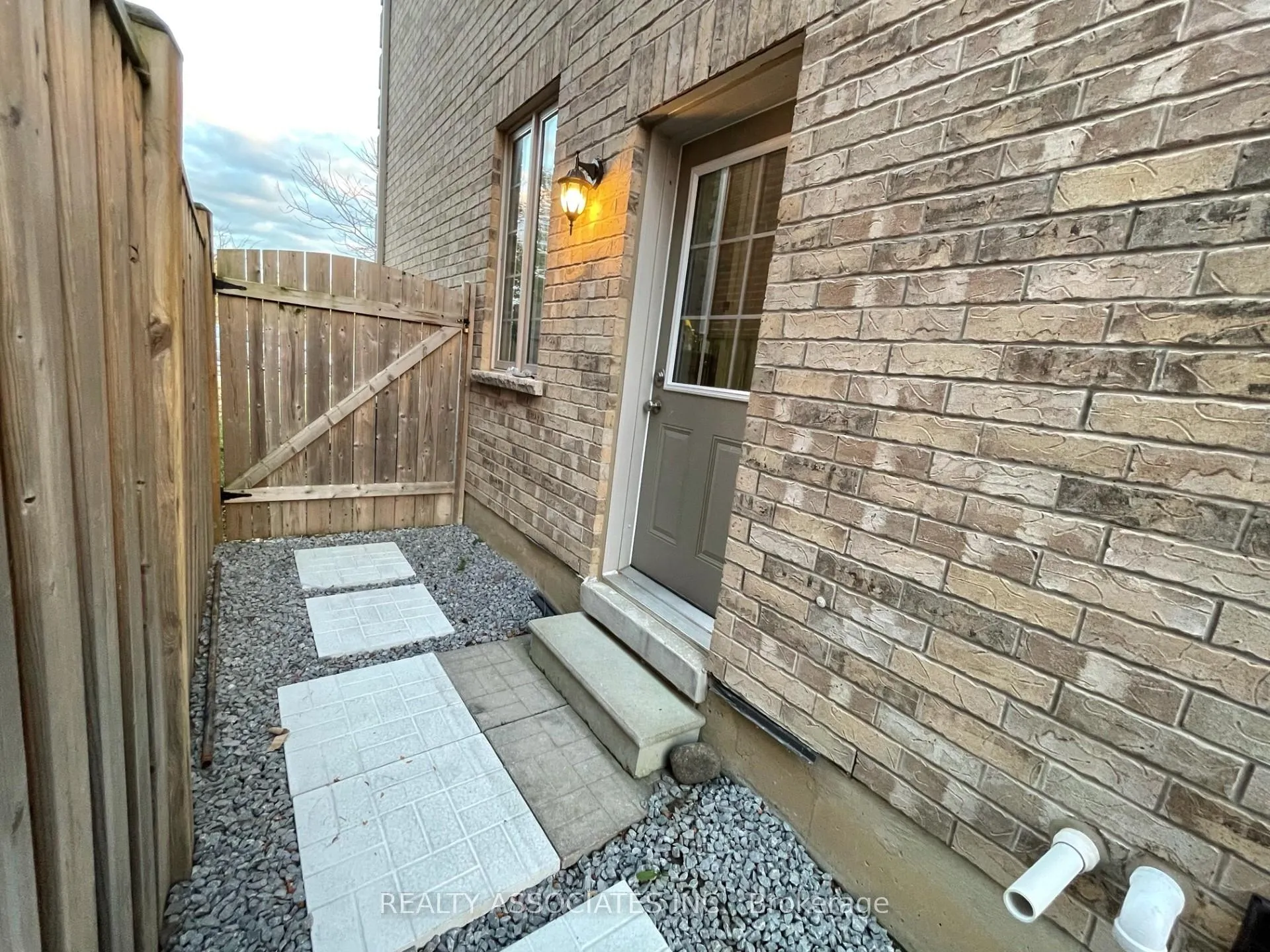 Photo 7 of Unit (Basement), 35 Vettese Court, Markham, Box Grove — HOMEH