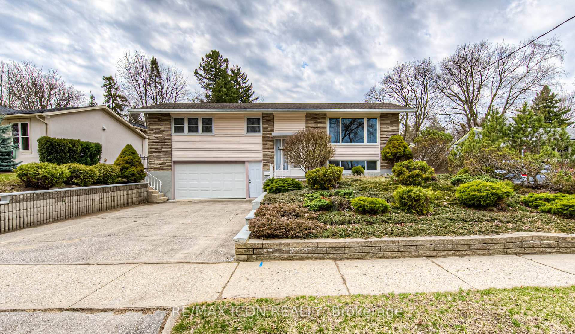 Front of 211 Lakeside Drive