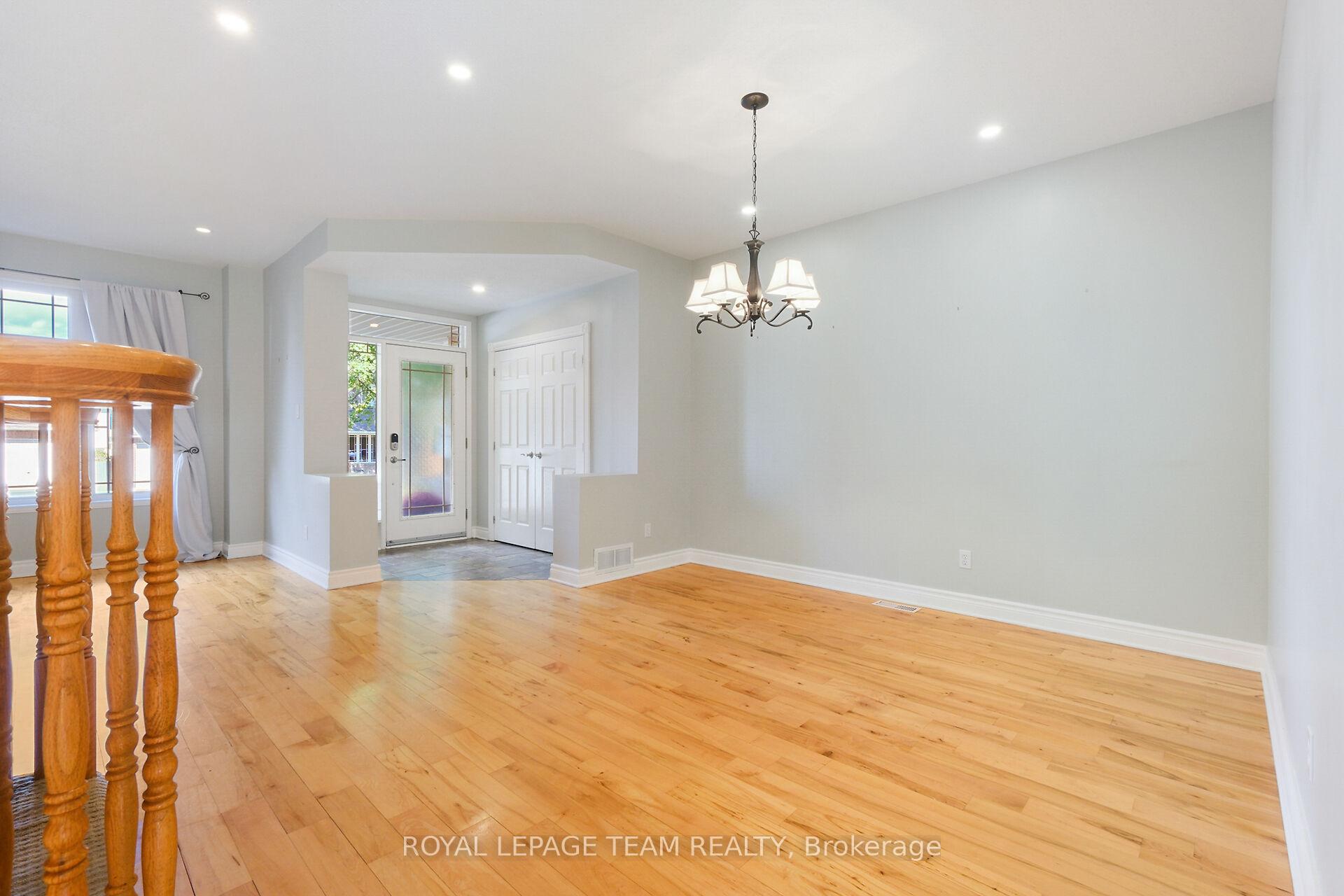 Photo 3 of 48 Portadown Crescent, Ottawa, Kanata - Morgan's Grant/South March — HOMEH