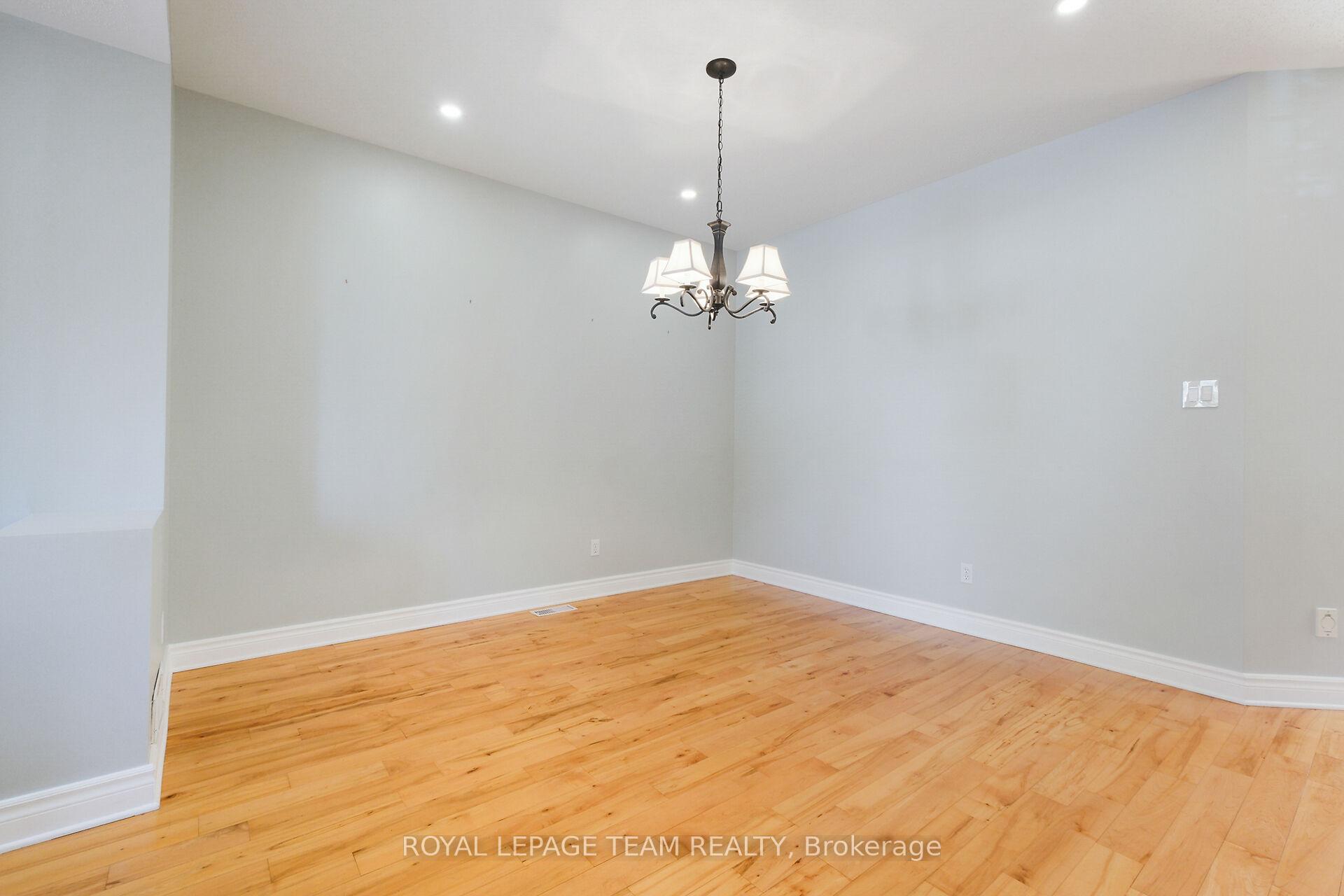 Photo 4 of 48 Portadown Crescent, Ottawa, Kanata - Morgan's Grant/South March — HOMEH