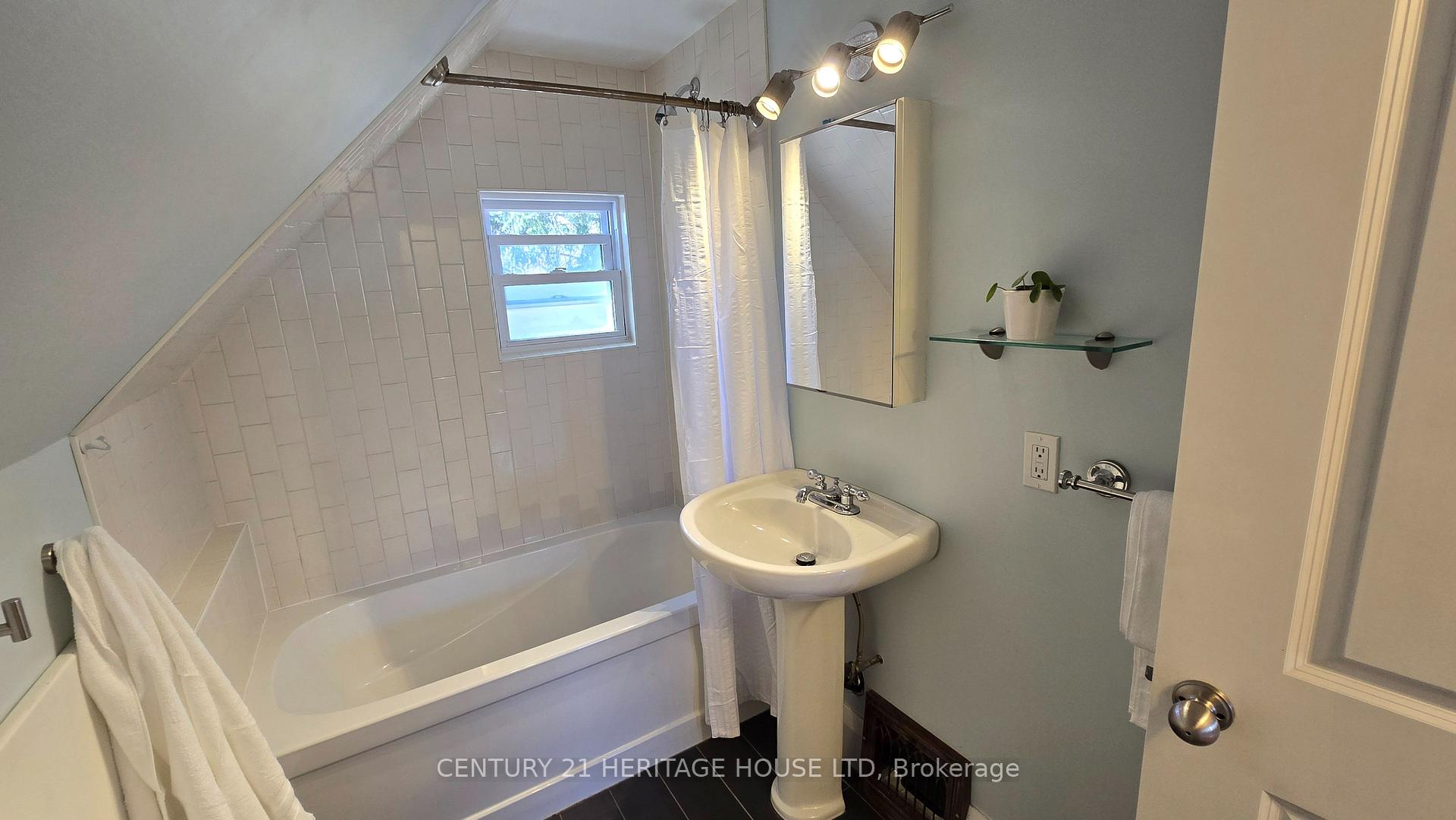Photo 16 of 23 Kennedy Avenue, Kitchener — HOMEH