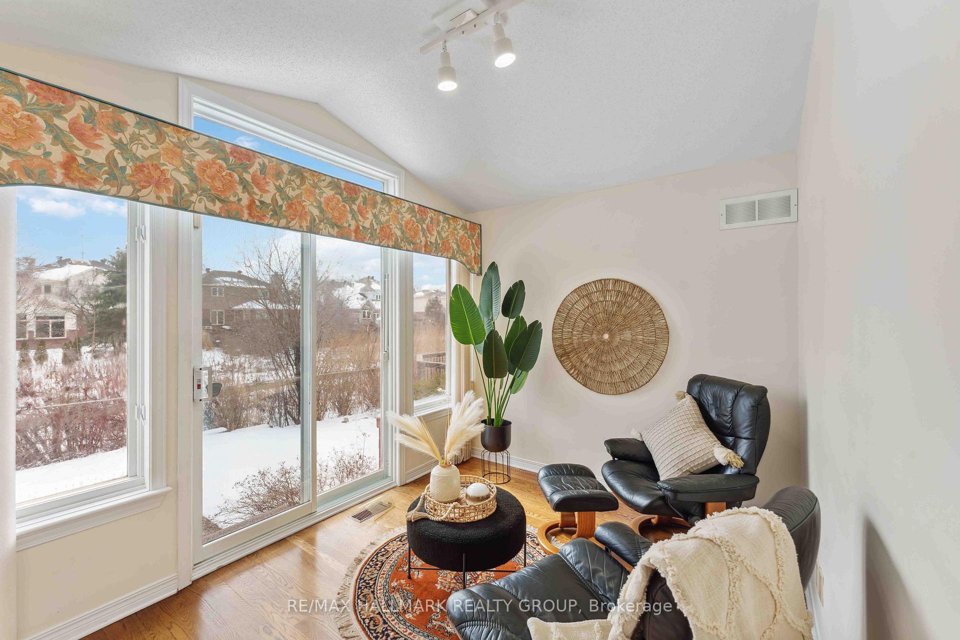 Photo 10 of 18 Partridge Drive, Ottawa, Kanata - Bridlewood — HOMEH