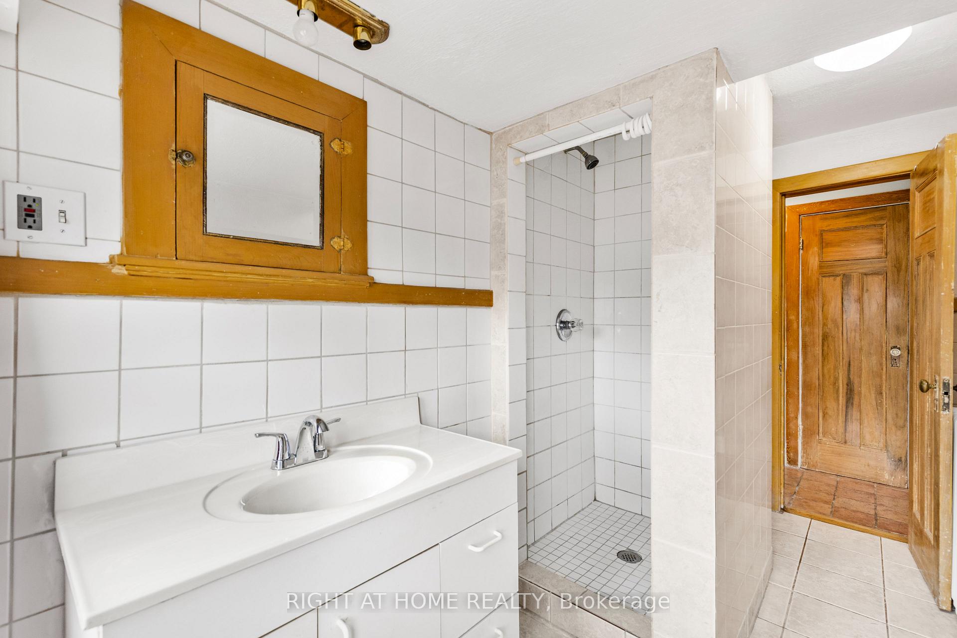 Photo 5 of Unit 3, 65 Fairholt Road S, Hamilton, Stipley — HOMEH