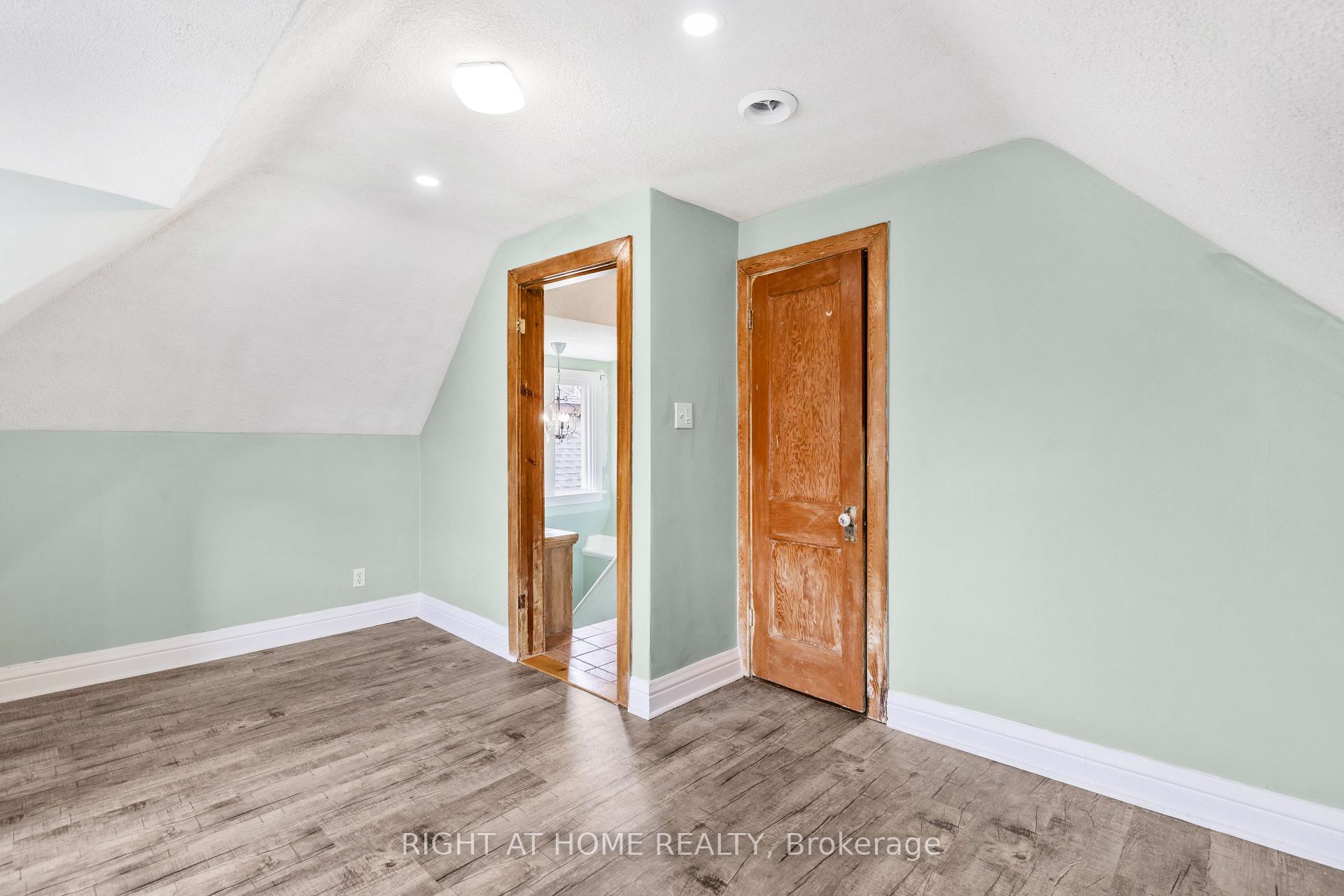 Photo 6 of Unit 3, 65 Fairholt Road S, Hamilton, Stipley — HOMEH