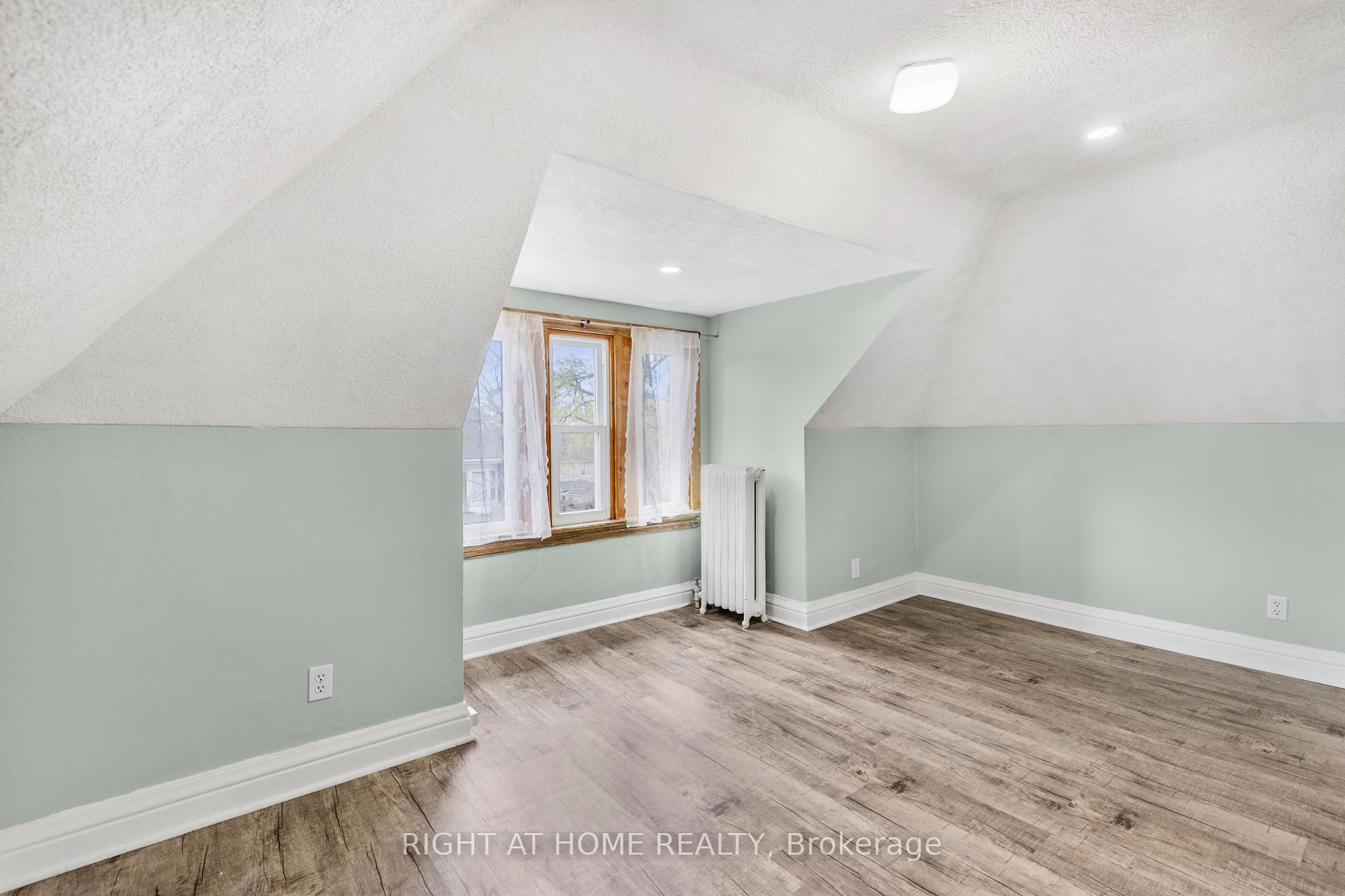 Photo 7 of Unit 3, 65 Fairholt Road S, Hamilton, Stipley — HOMEH