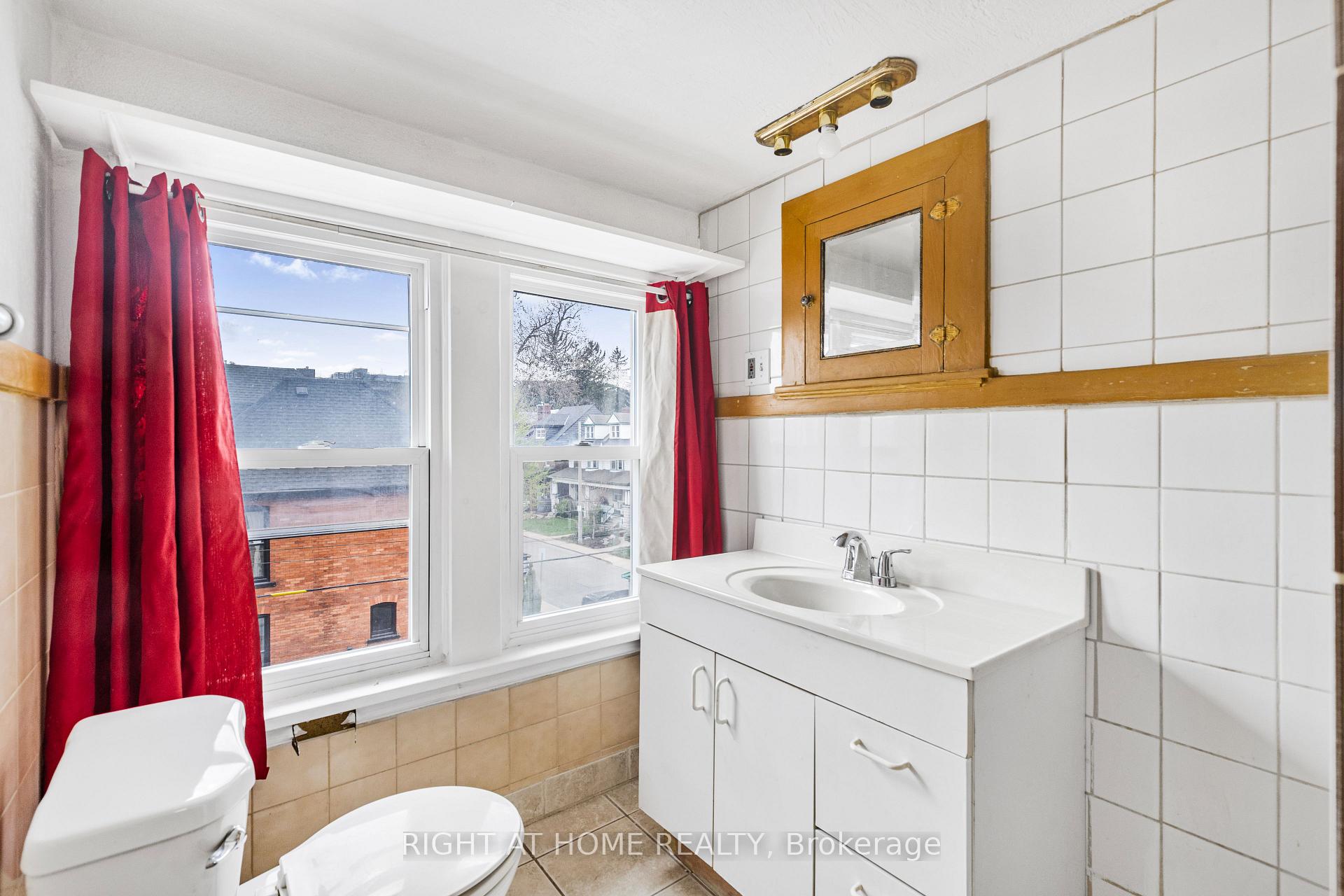 Photo 9 of Unit 3, 65 Fairholt Road S, Hamilton, Stipley — HOMEH