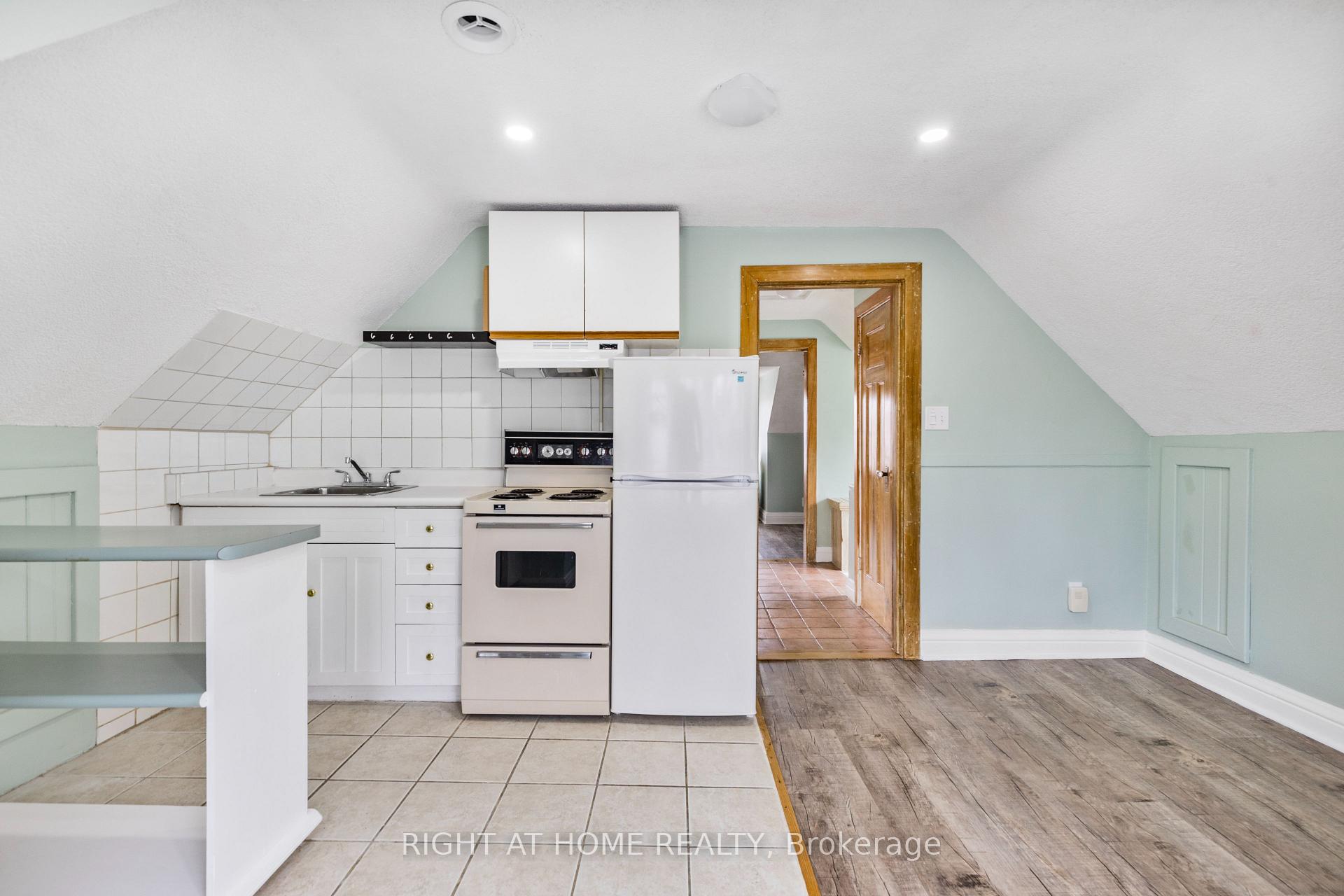 Photo 10 of Unit 3, 65 Fairholt Road S, Hamilton, Stipley — HOMEH