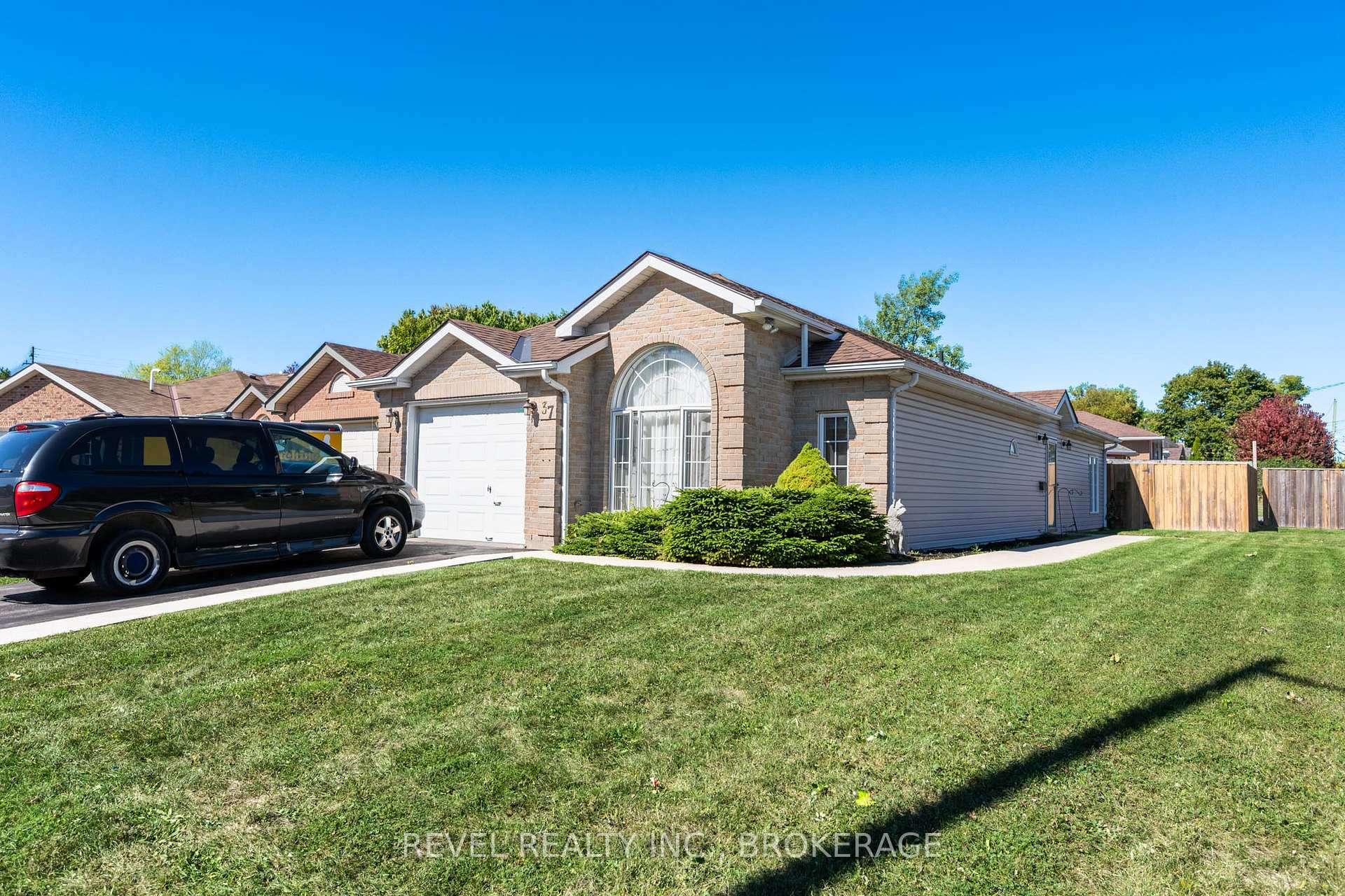 Photo 1 of 37 Wilfred Crescent, Kingston, Rideau — HOMEH
