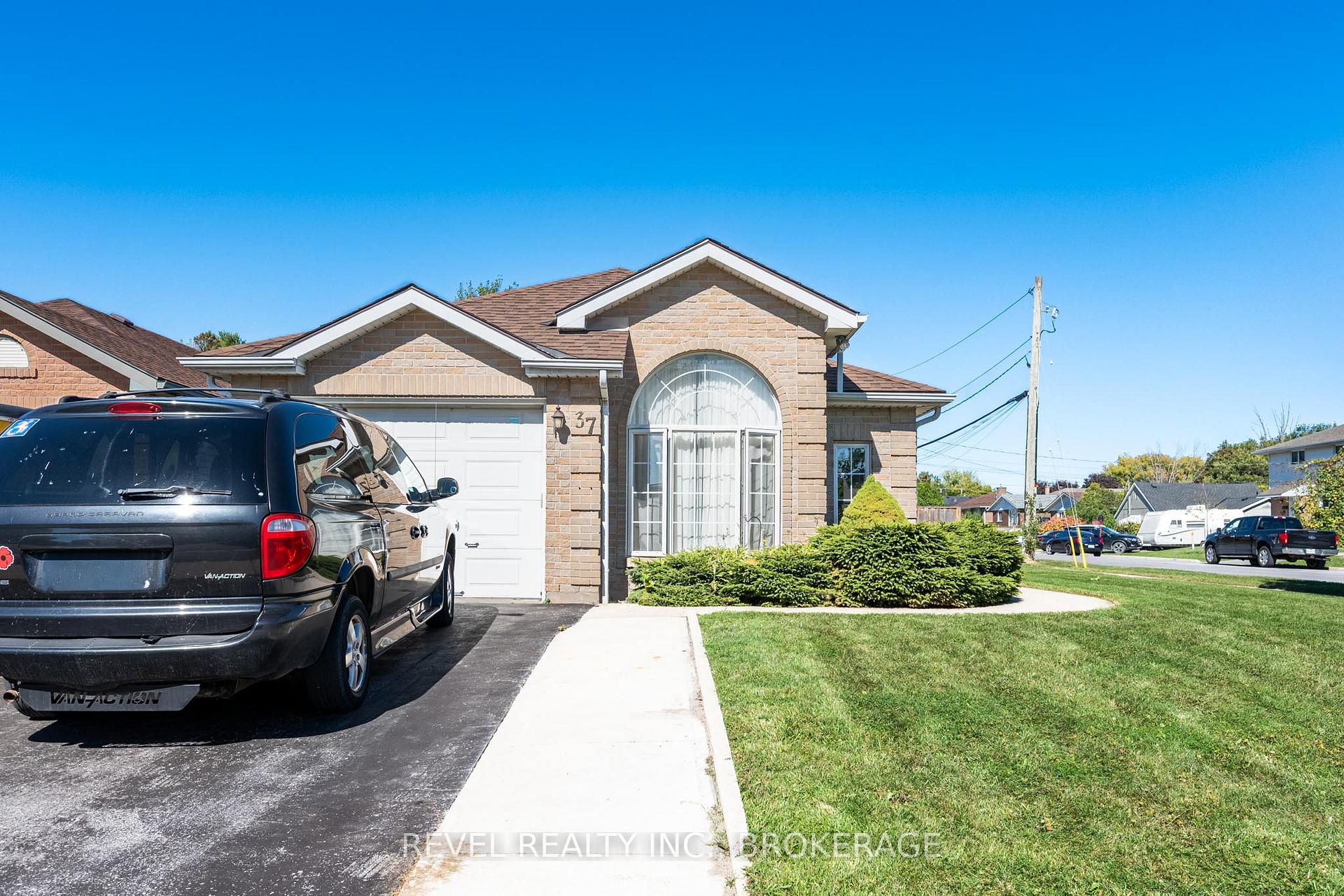 Photo 2 of 37 Wilfred Crescent, Kingston, Rideau — HOMEH