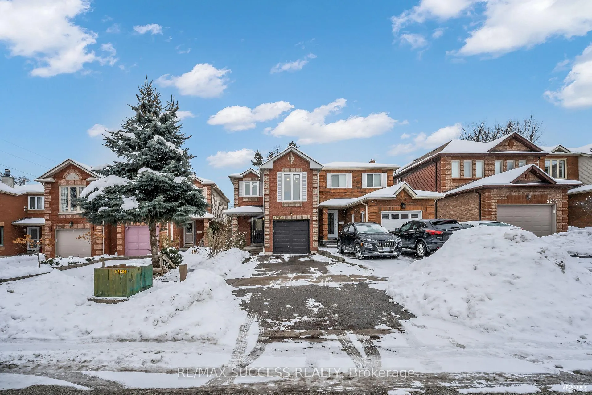 Photo 3 of 2281 Wildwood Crescent, Pickering, Brock Ridge — HOMEH