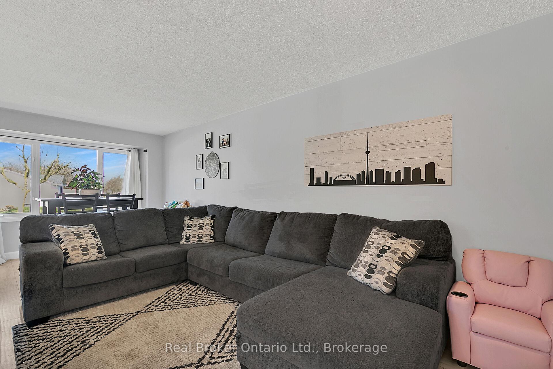 Photo 4 of 247 Heritage Drive, Kitchener — HOMEH