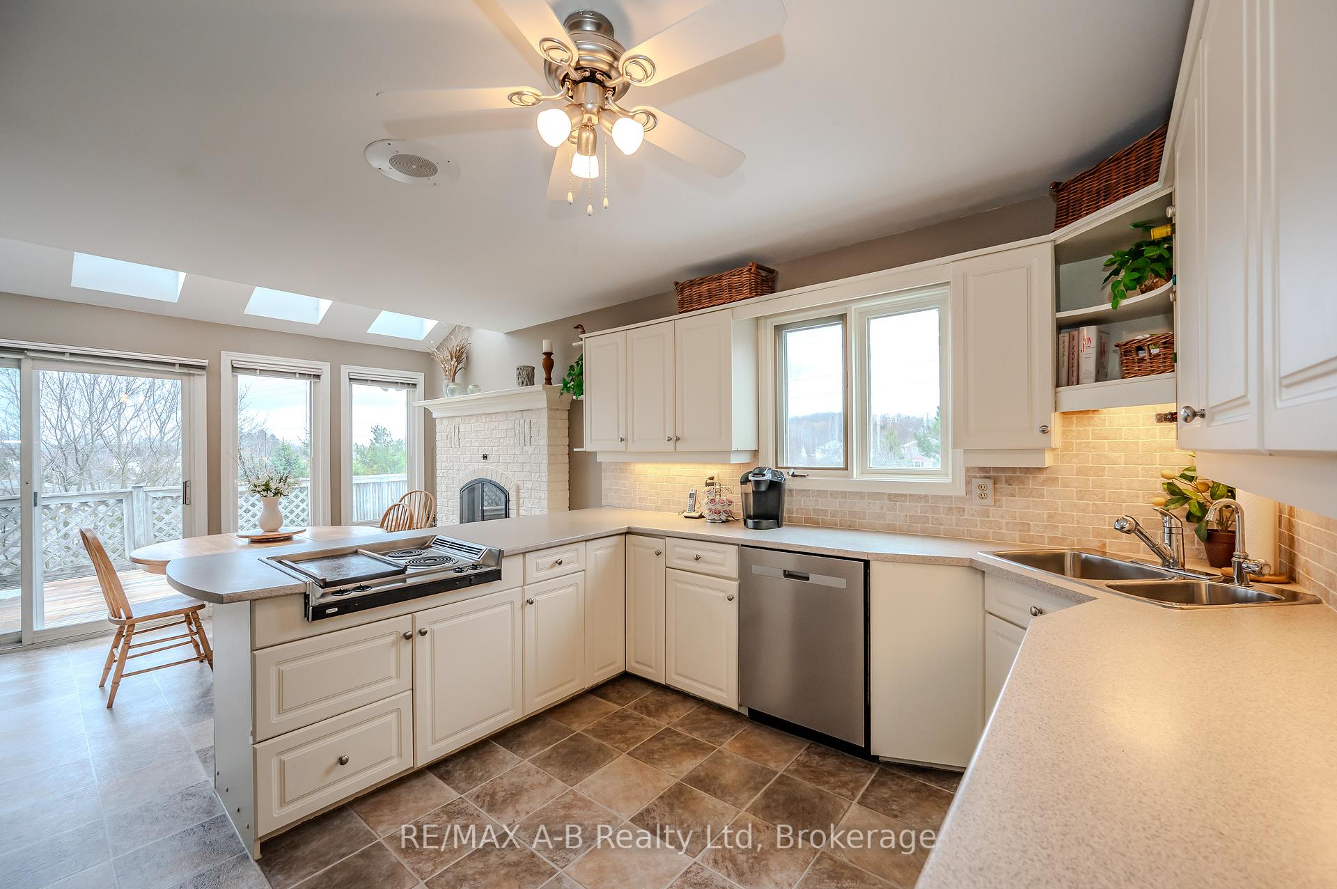Photo 12 of 87 Lorilee Crescent, Kitchener — HOMEH