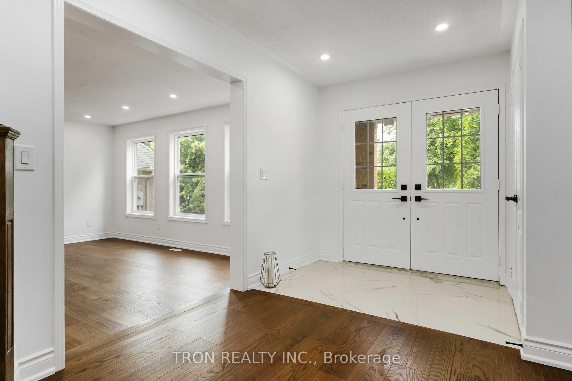 Photo 5 of 33 Guildford Circle, Markham, Unionville — HOMEH
