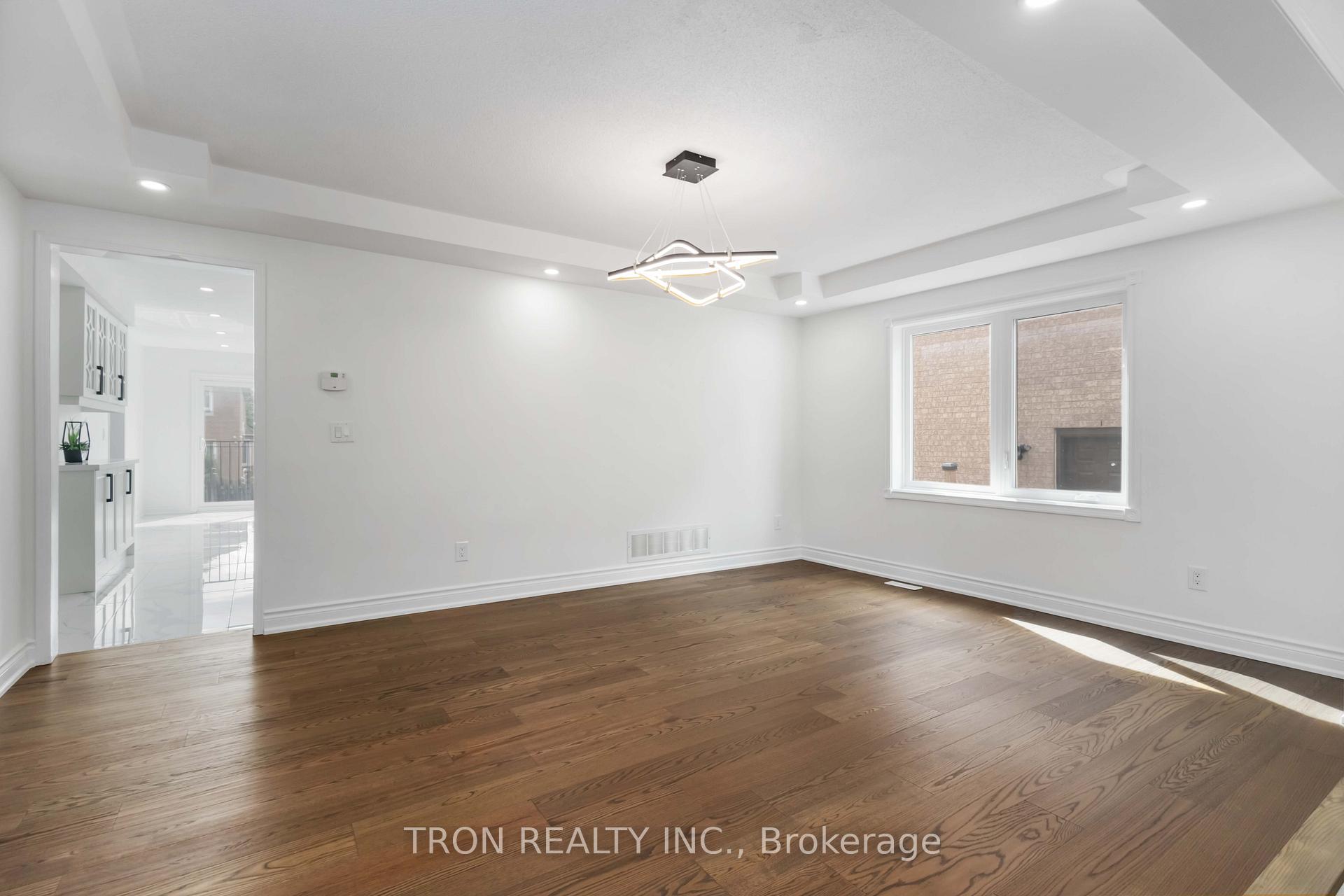 Photo 8 of 33 Guildford Circle, Markham, Unionville — HOMEH