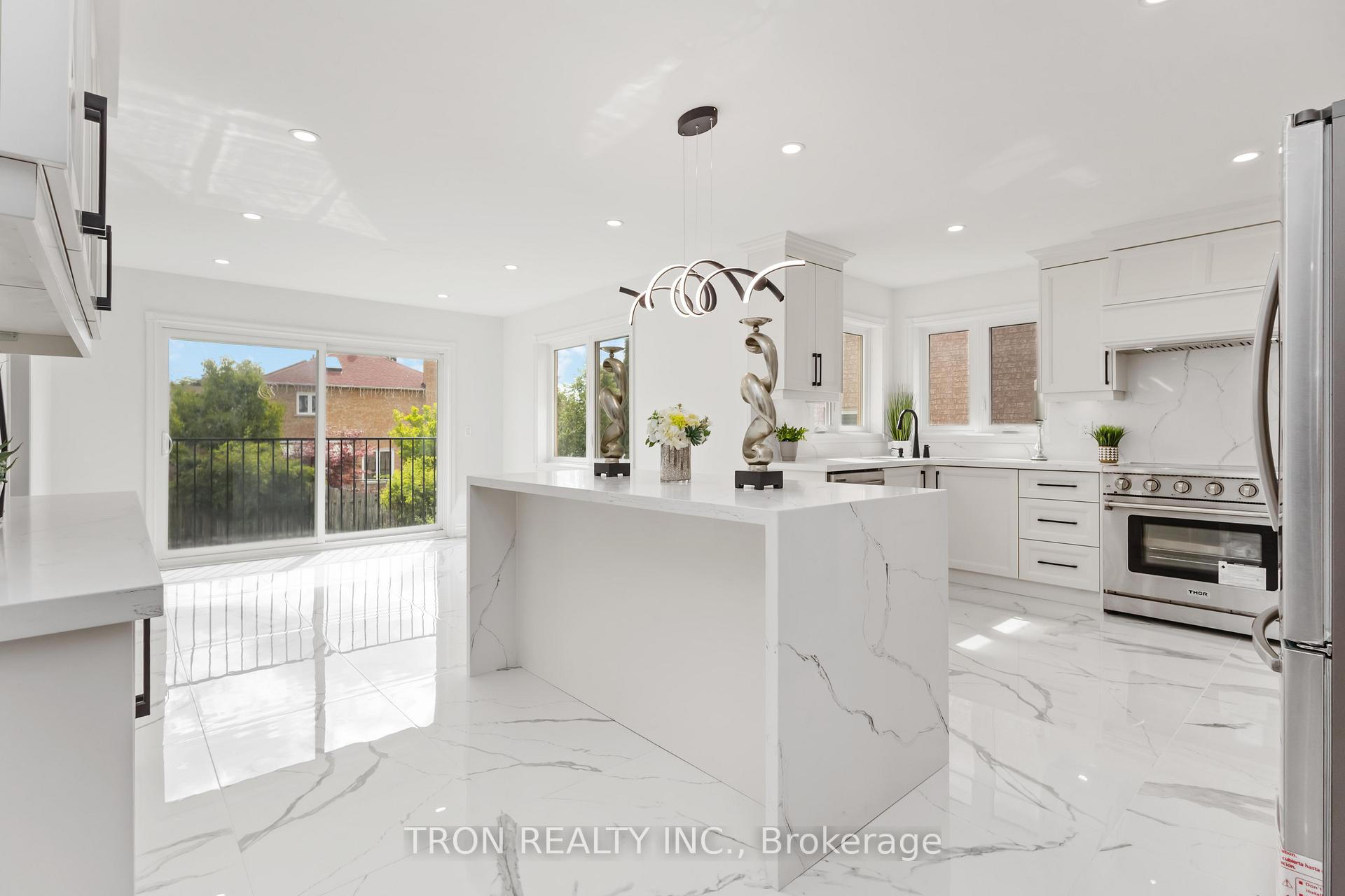 Photo 10 of 33 Guildford Circle, Markham, Unionville — HOMEH