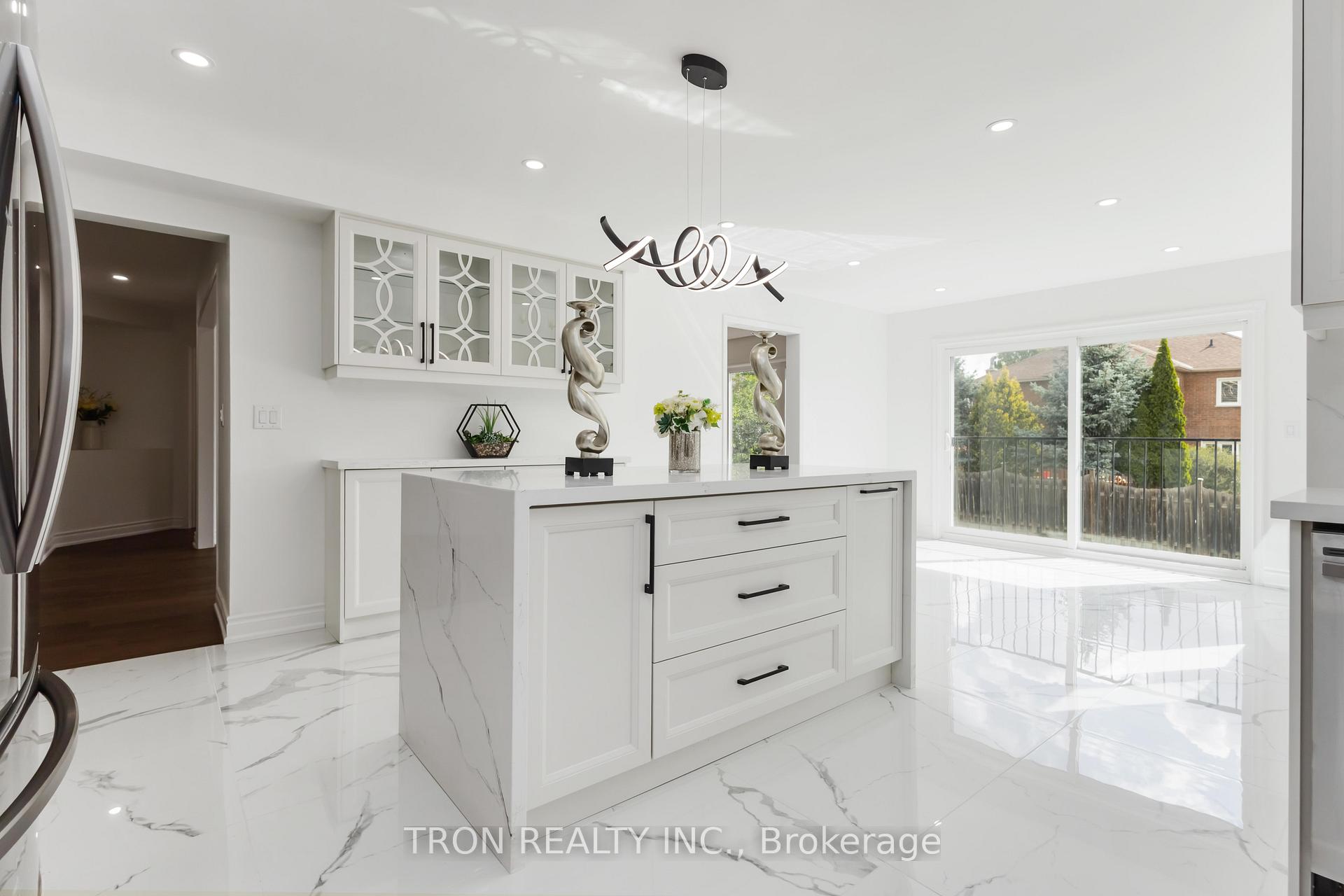 Photo 12 of 33 Guildford Circle, Markham, Unionville — HOMEH