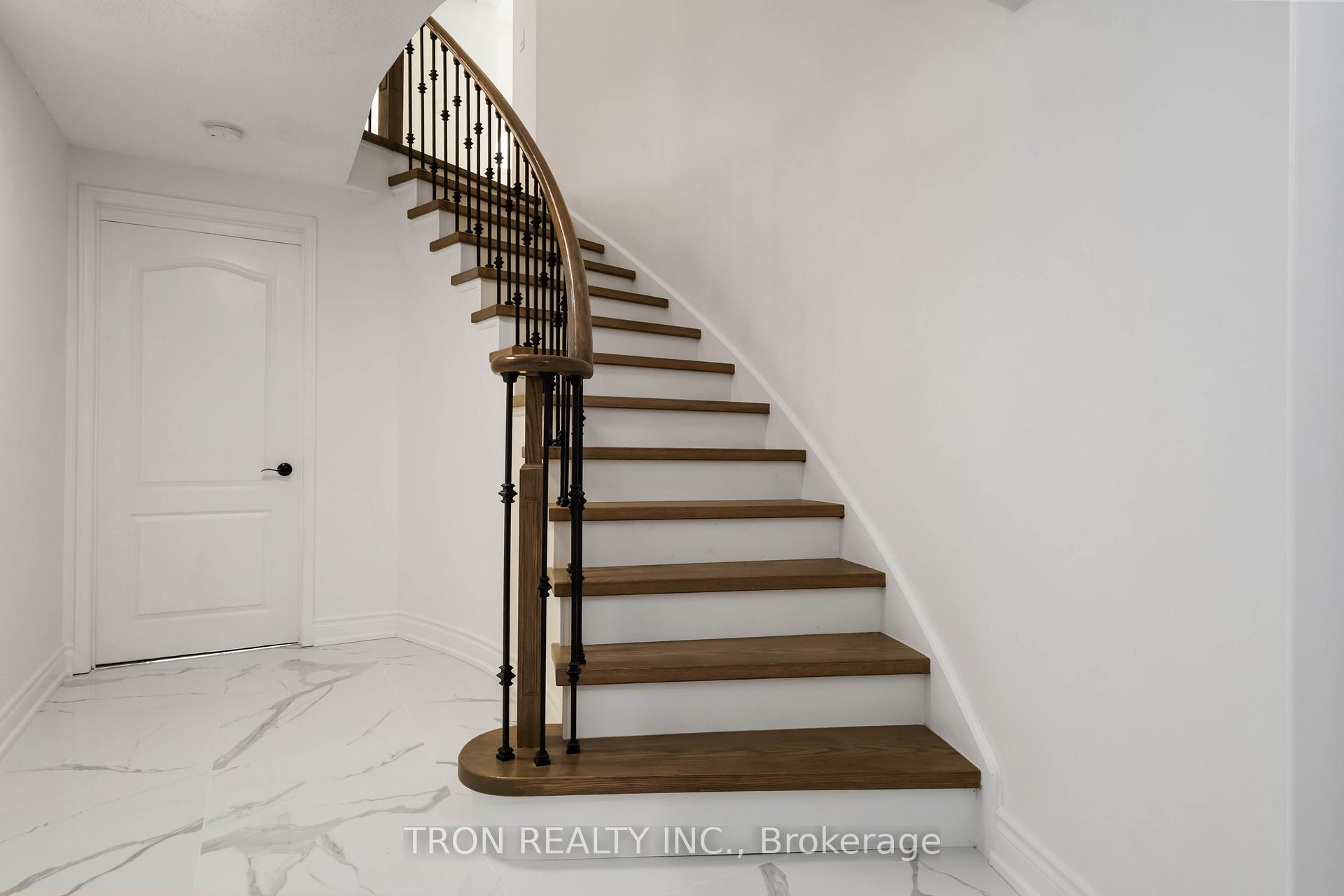 Photo 30 of 33 Guildford Circle, Markham, Unionville — HOMEH