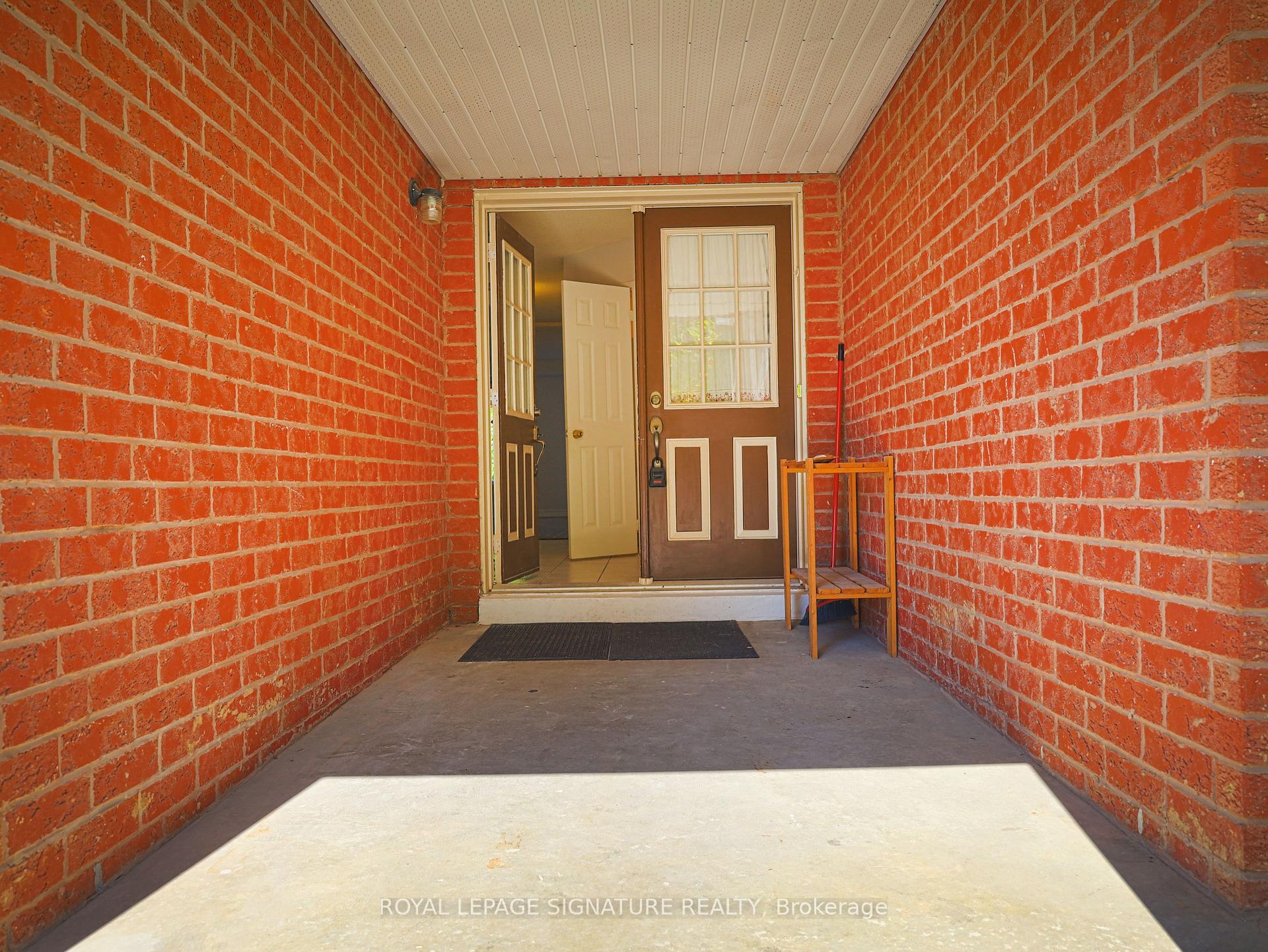 Photo 3 of 48 Billingsley Crescent, Markham, Cedarwood — HOMEH