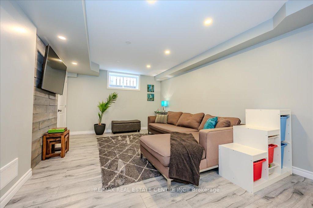 Photo 2 of 932 Eden Oak Court, Kitchener — HOMEH