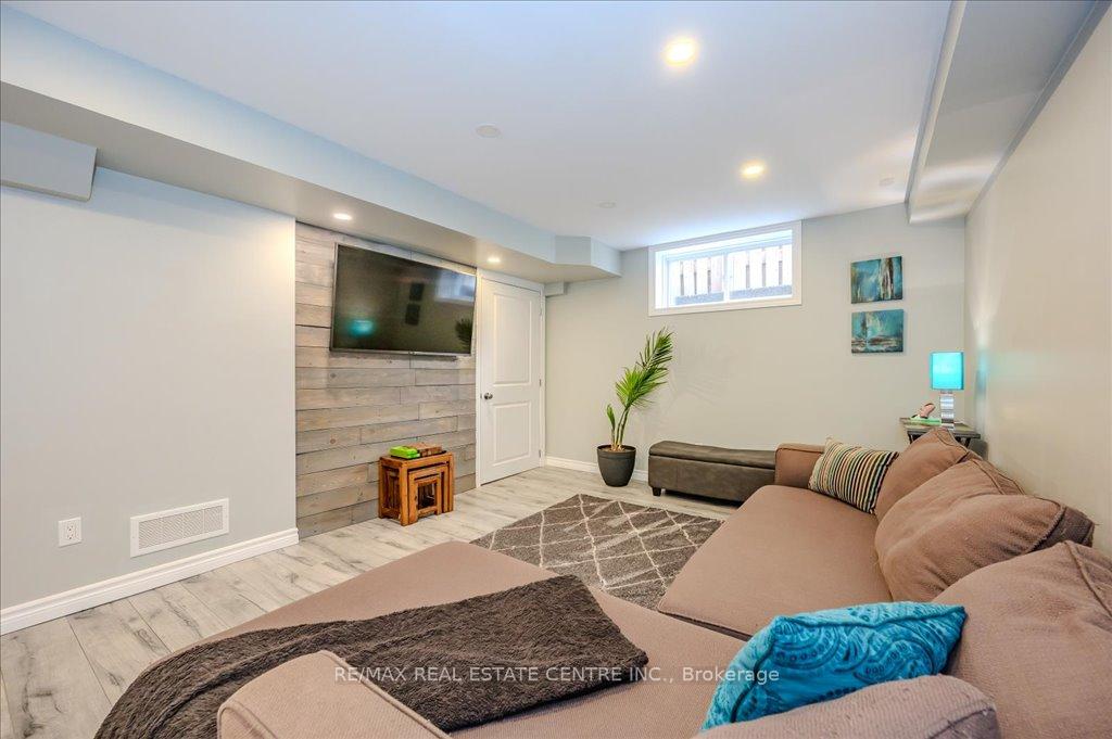 Photo 3 of 932 Eden Oak Court, Kitchener — HOMEH