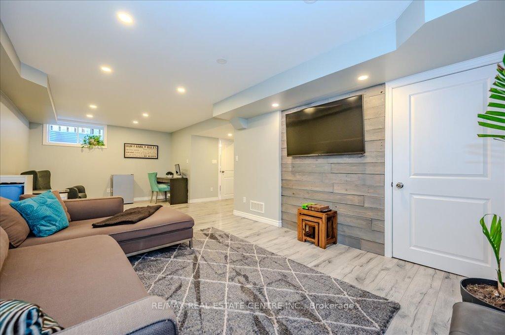 Photo 4 of 932 Eden Oak Court, Kitchener — HOMEH