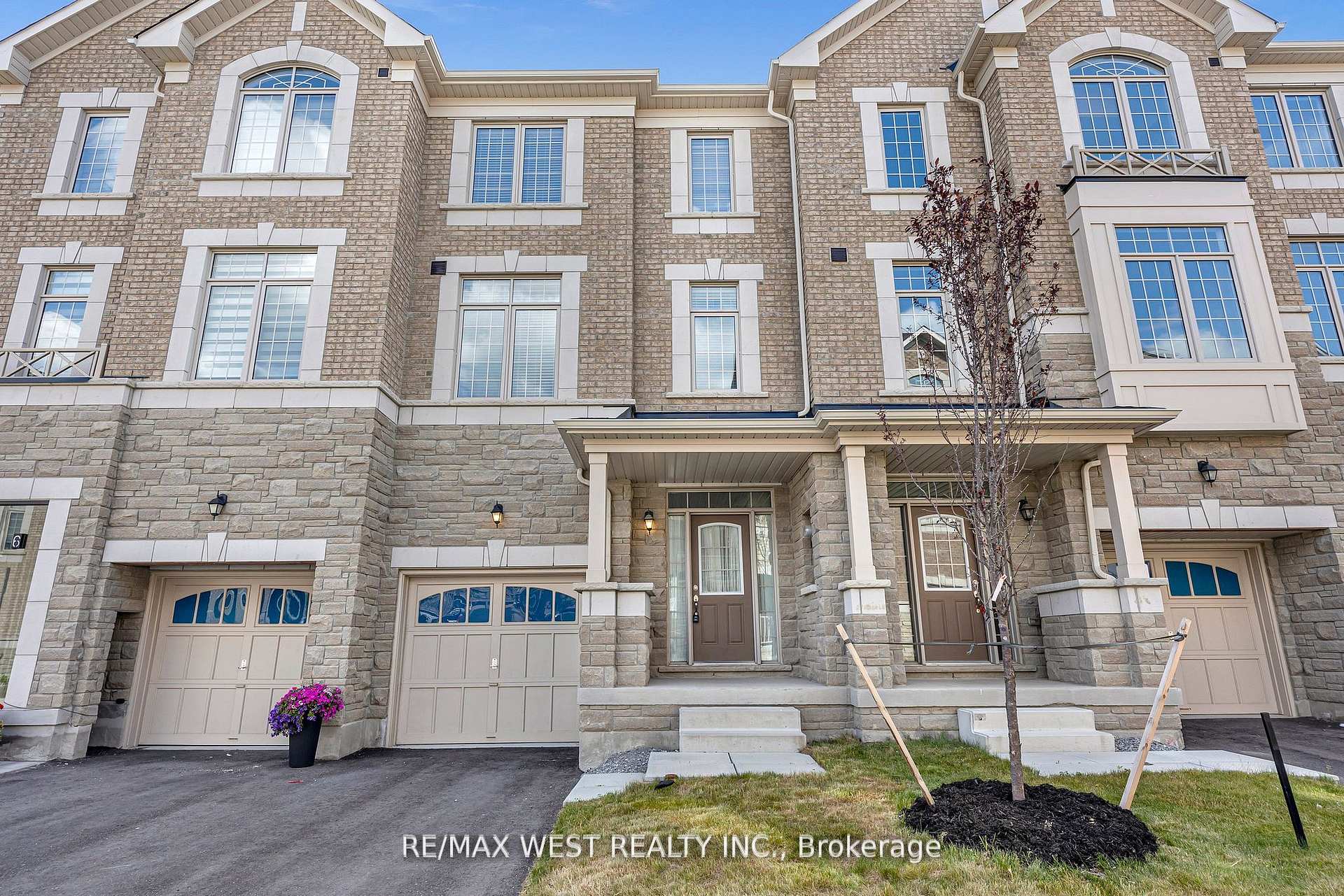 Photo 2 of 8 Andress Way, Markham, Cedarwood — HOMEH