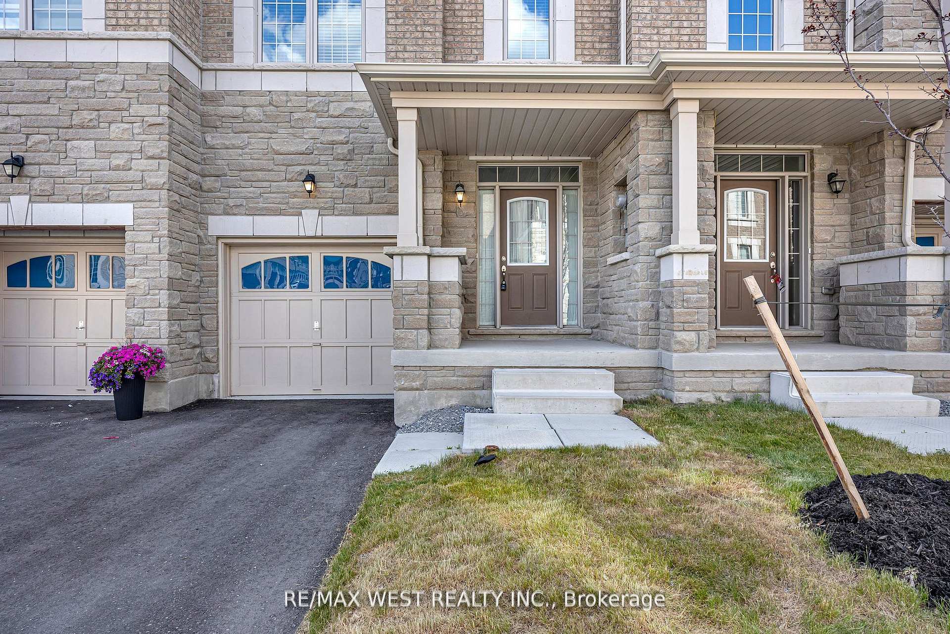 Photo 3 of 8 Andress Way, Markham, Cedarwood — HOMEH