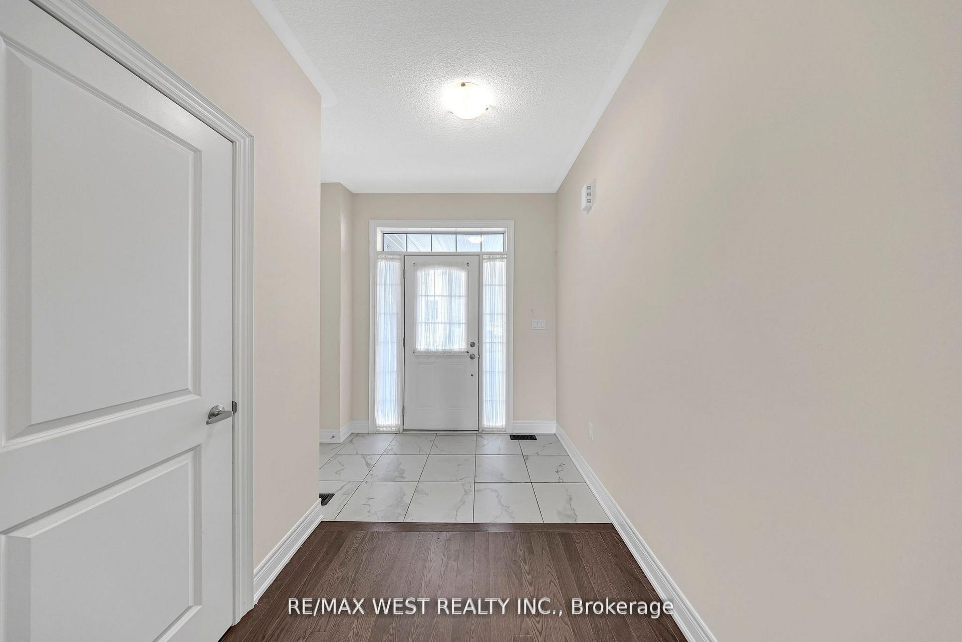 Photo 4 of 8 Andress Way, Markham, Cedarwood — HOMEH