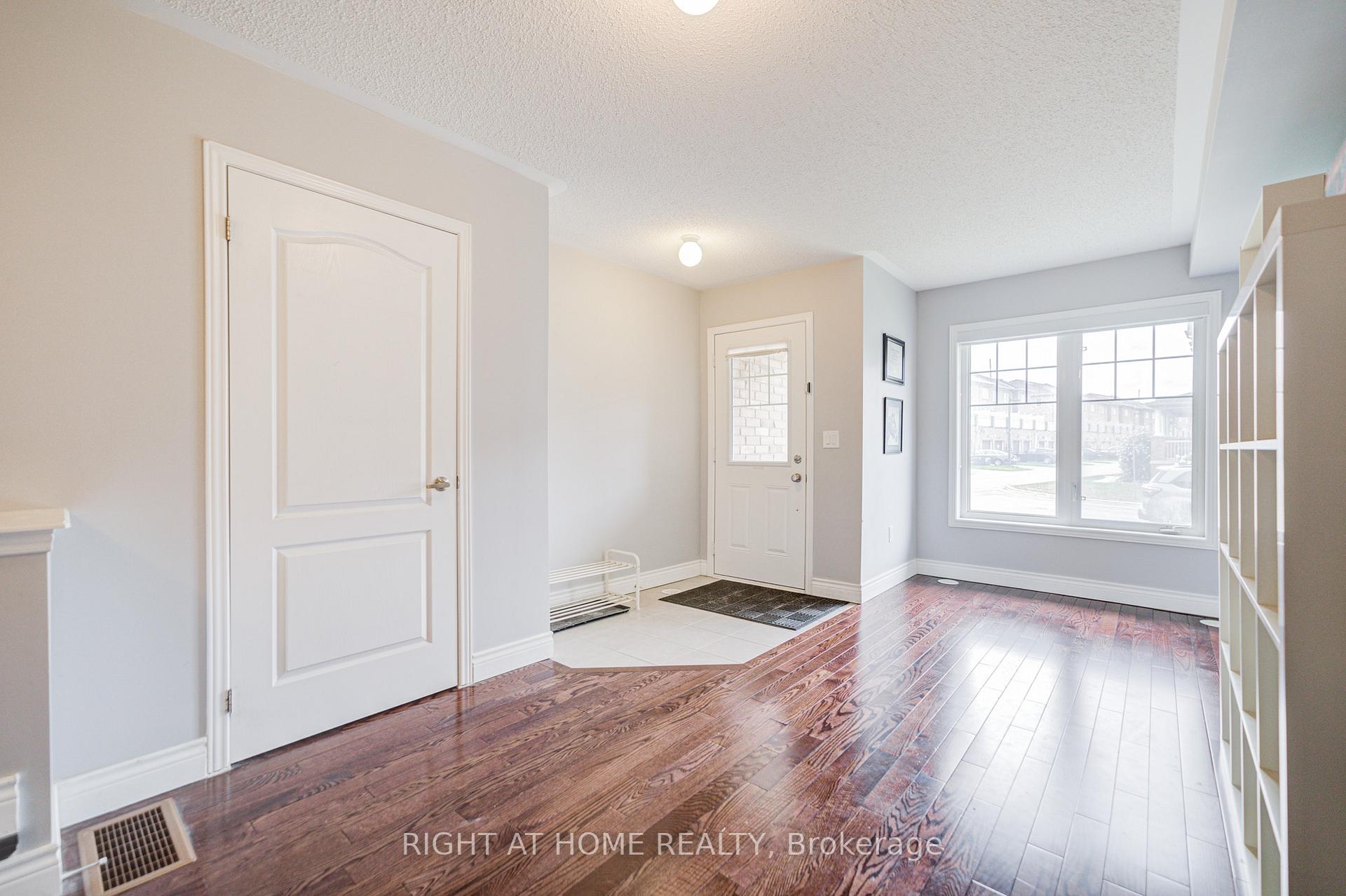 Photo 3 of 62 Truchard Avenue, Markham, Berczy — HOMEH