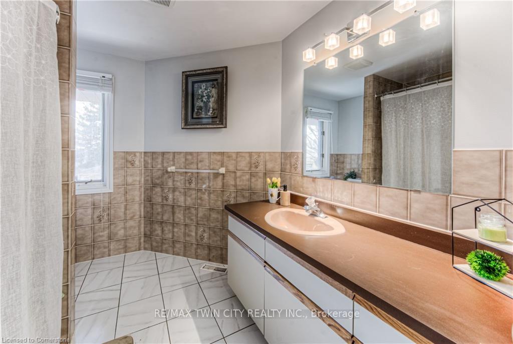 Photo 20 of 97 Old Chicopee Drive, Kitchener — HOMEH