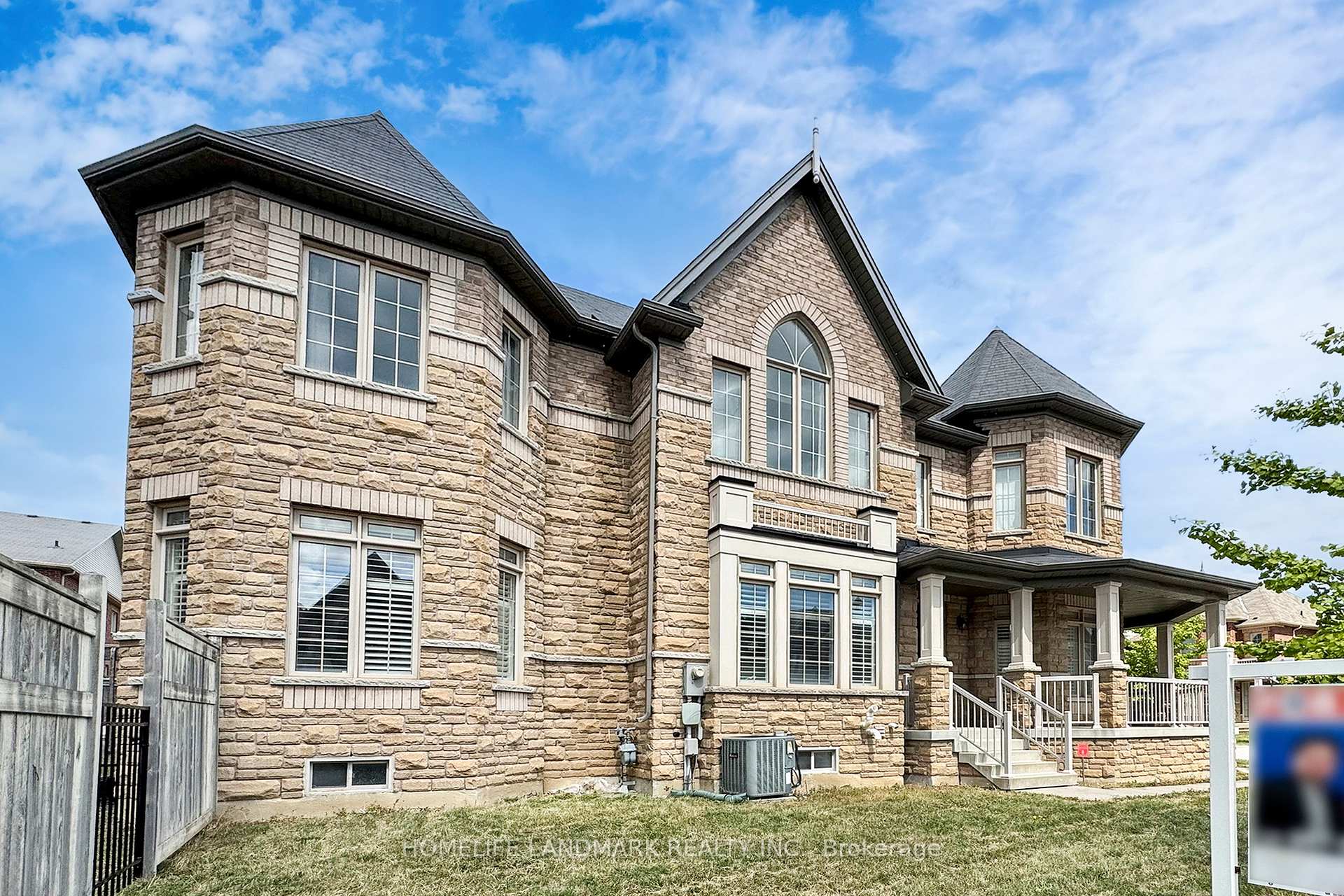 Photo 3 of 56 William Bartlett Drive, Markham, Berczy — HOMEH