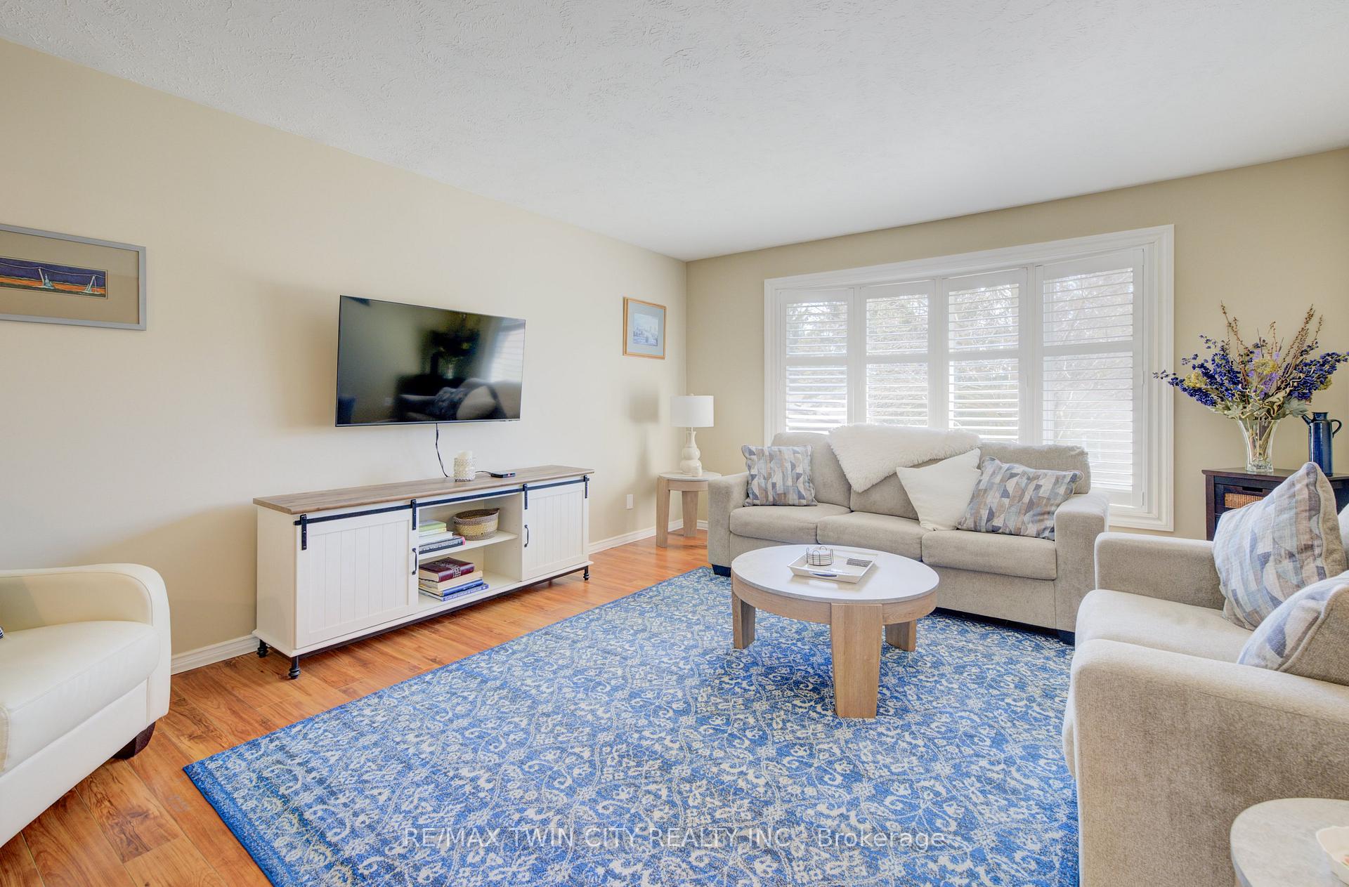 Photo 4 of 40 Sabrina Crescent, Kitchener — HOMEH