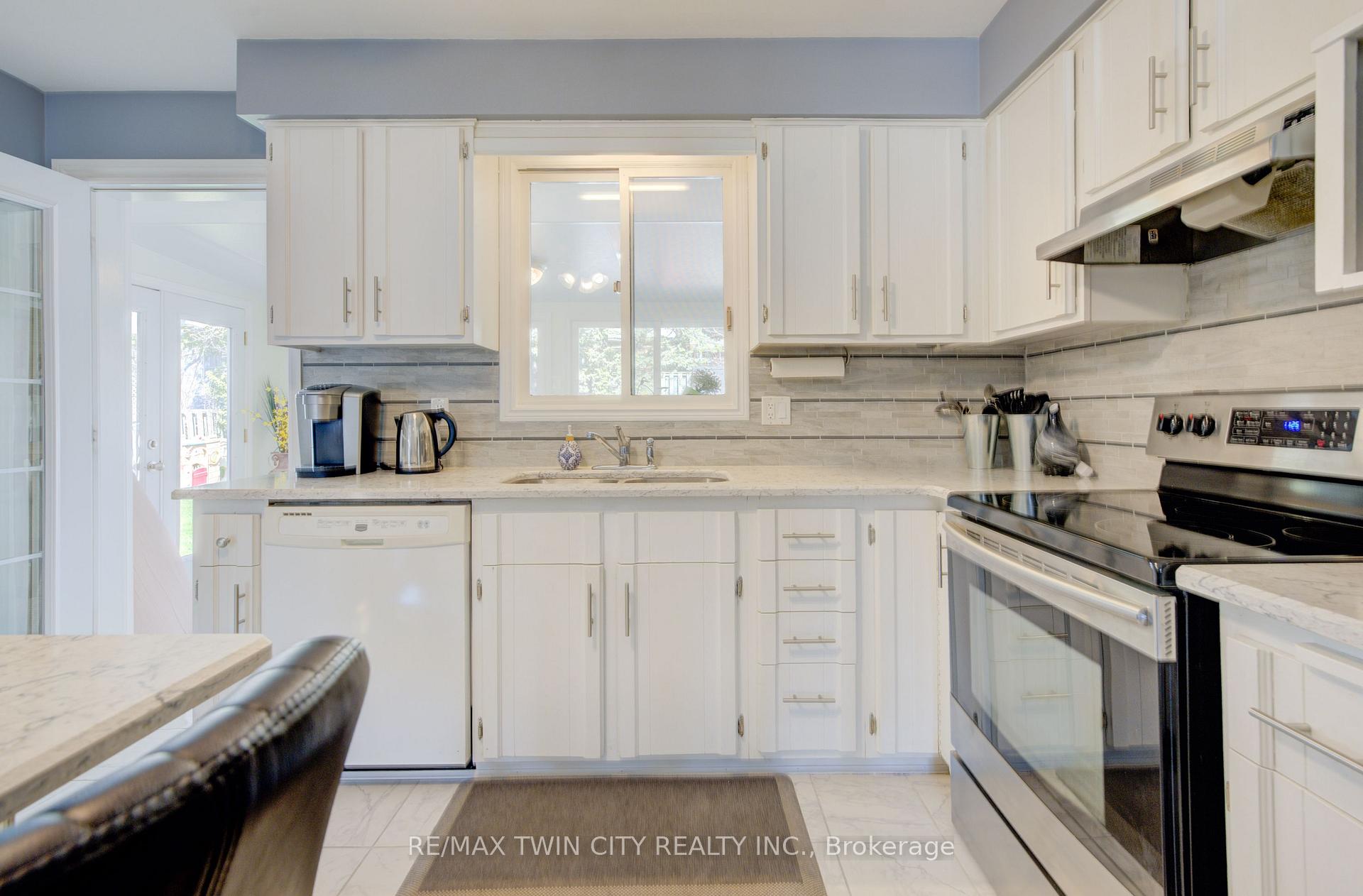 Photo 10 of 40 Sabrina Crescent, Kitchener — HOMEH