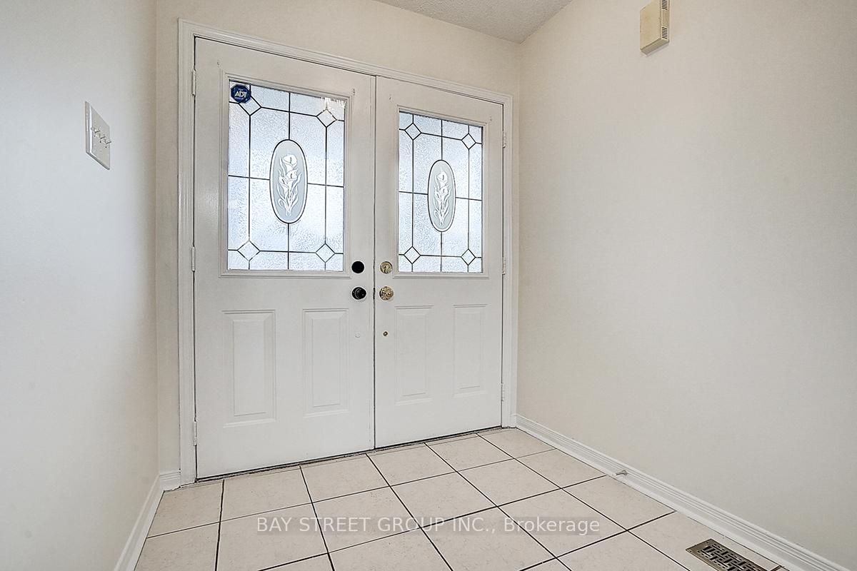 Photo 2 of 11 Tara Crescent, Markham, Cedarwood — HOMEH