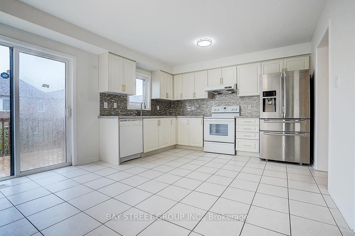 Photo 5 of 11 Tara Crescent, Markham, Cedarwood — HOMEH