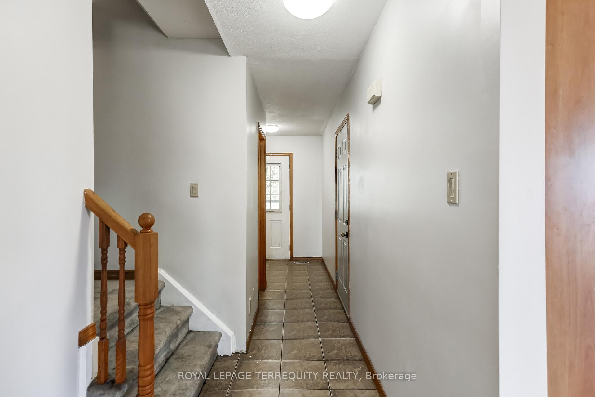 Photo 3 of 433 Bankside Crescent, Kitchener — HOMEH