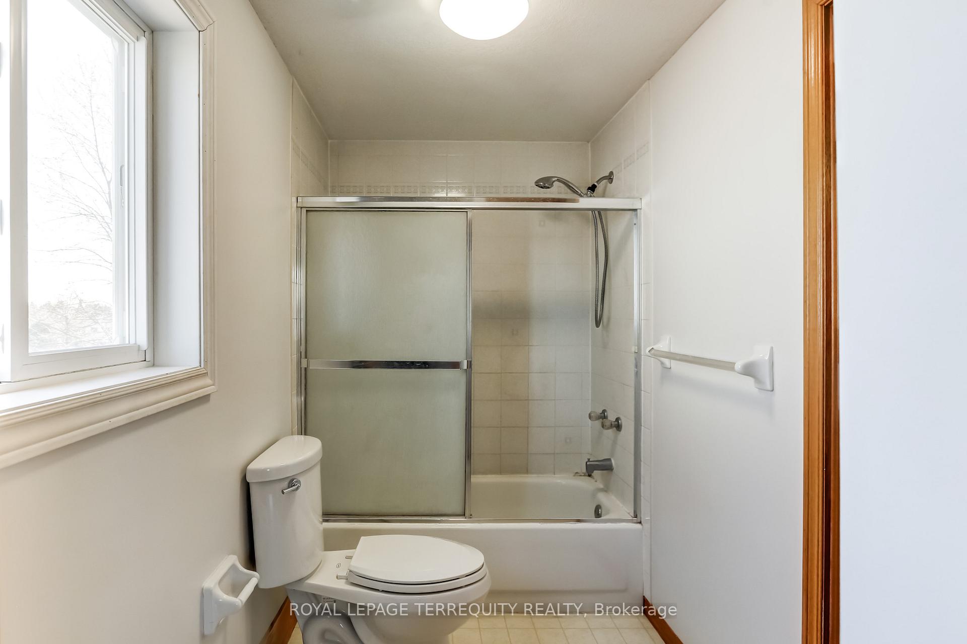 Photo 13 of 433 Bankside Crescent, Kitchener — HOMEH