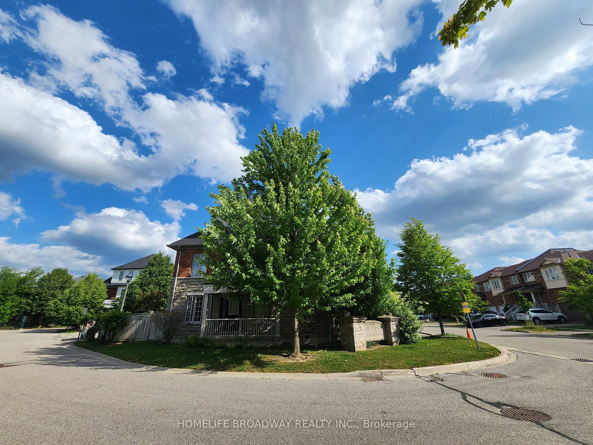 Photo 2 of 98 Hillwood Street, Markham, Berczy — HOMEH