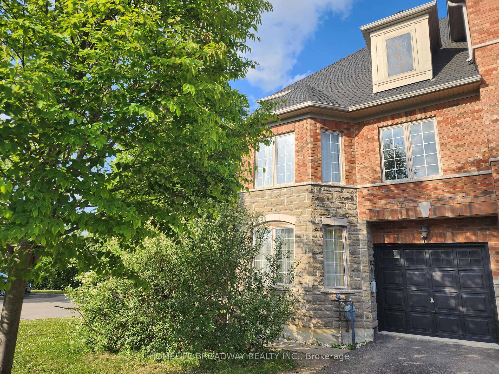 Photo 4 of 98 Hillwood Street, Markham, Berczy — HOMEH