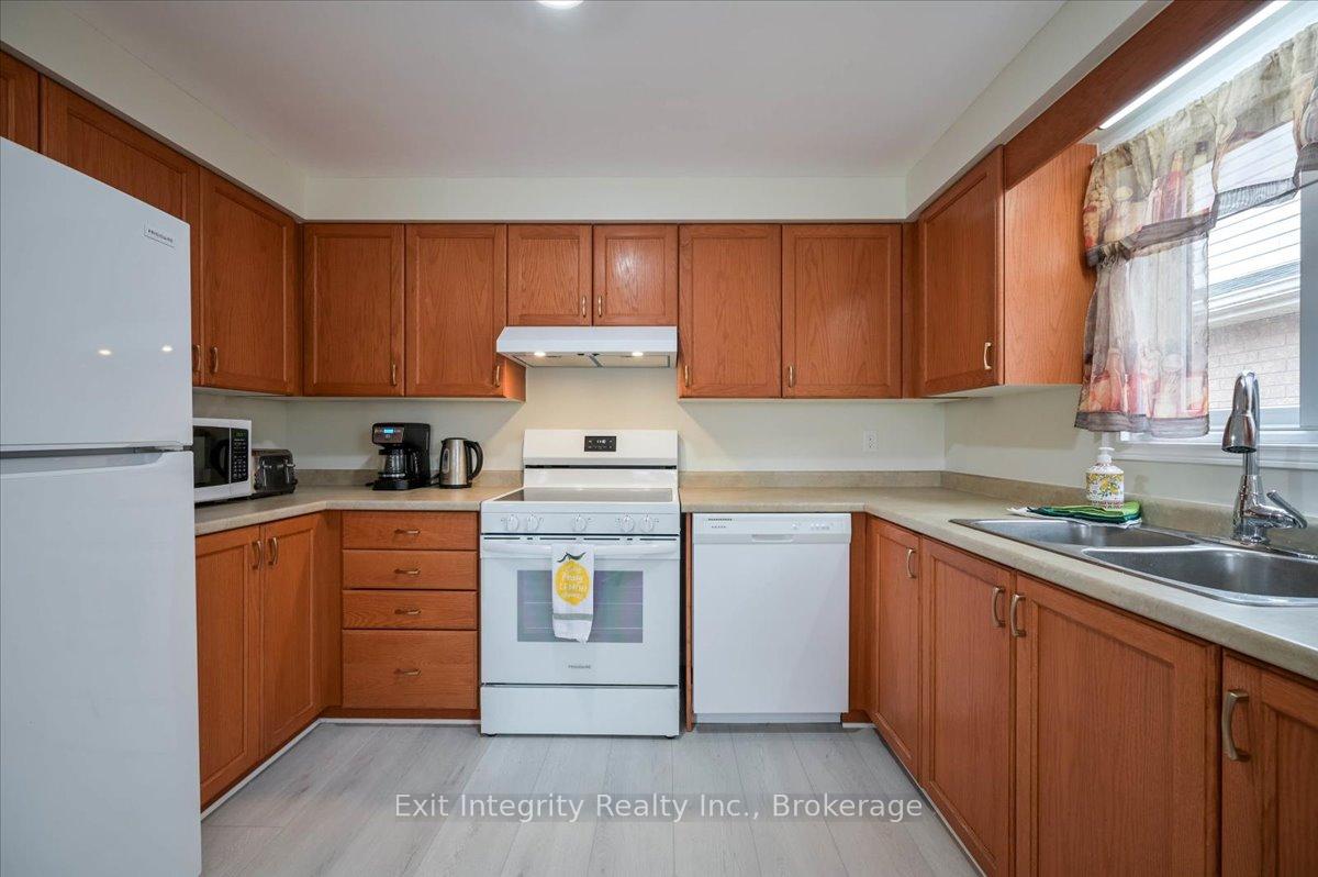 Photo 3 of 102 Bridlewreath Street, Kitchener — HOMEH