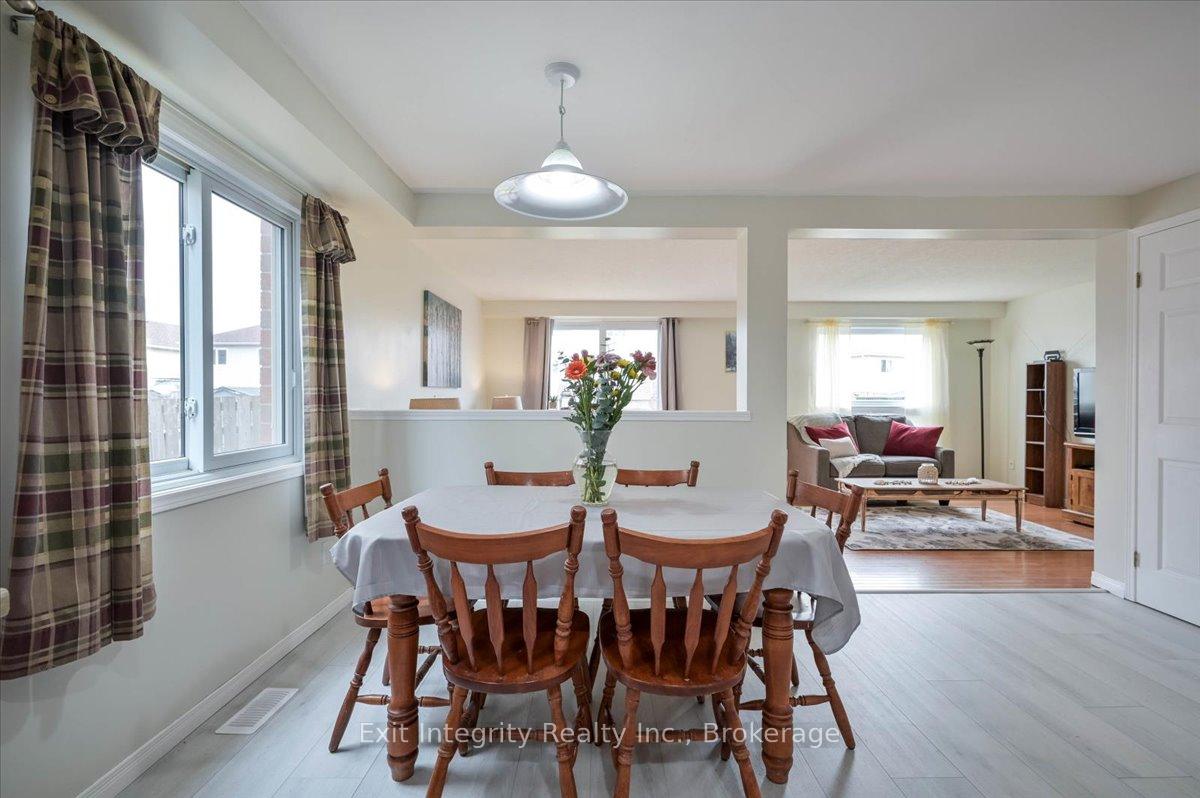 Photo 4 of 102 Bridlewreath Street, Kitchener — HOMEH