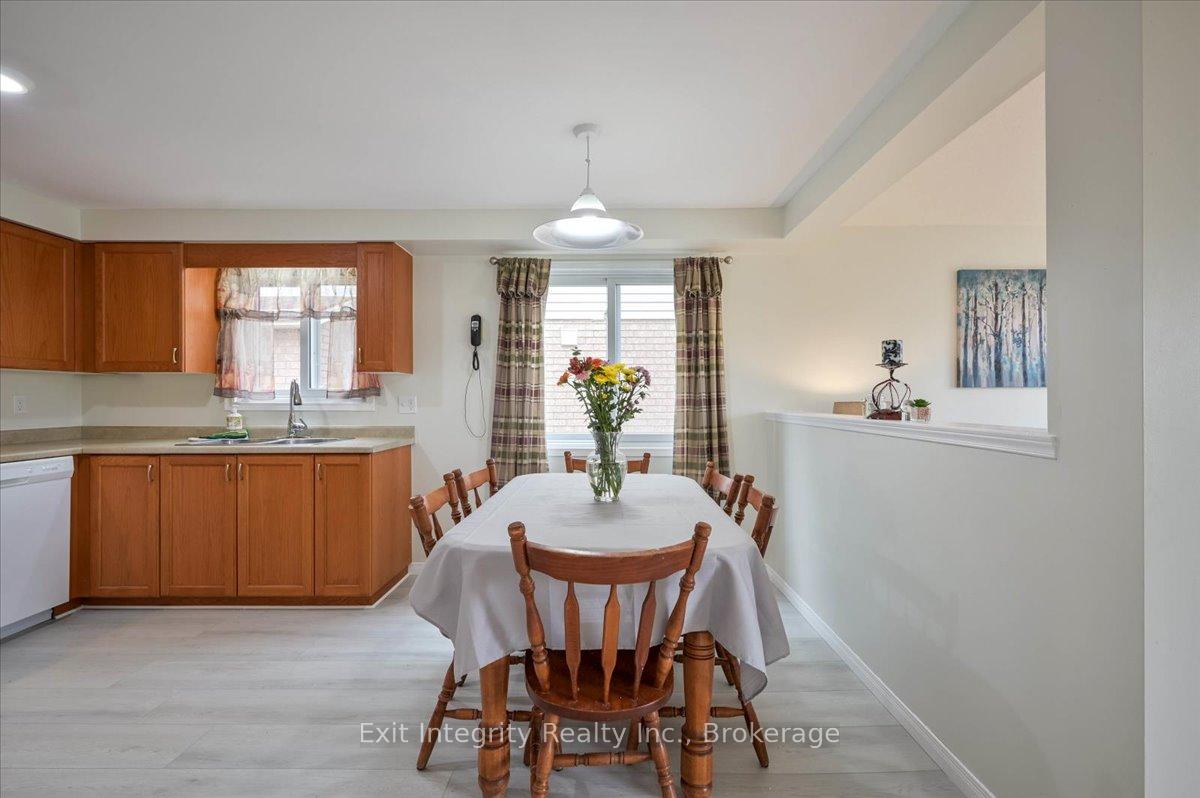 Photo 5 of 102 Bridlewreath Street, Kitchener — HOMEH