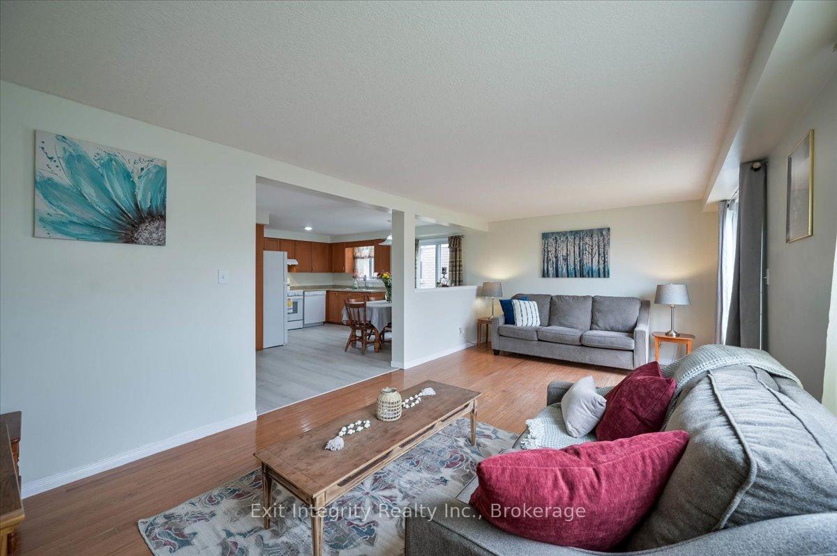 Photo 8 of 102 Bridlewreath Street, Kitchener — HOMEH