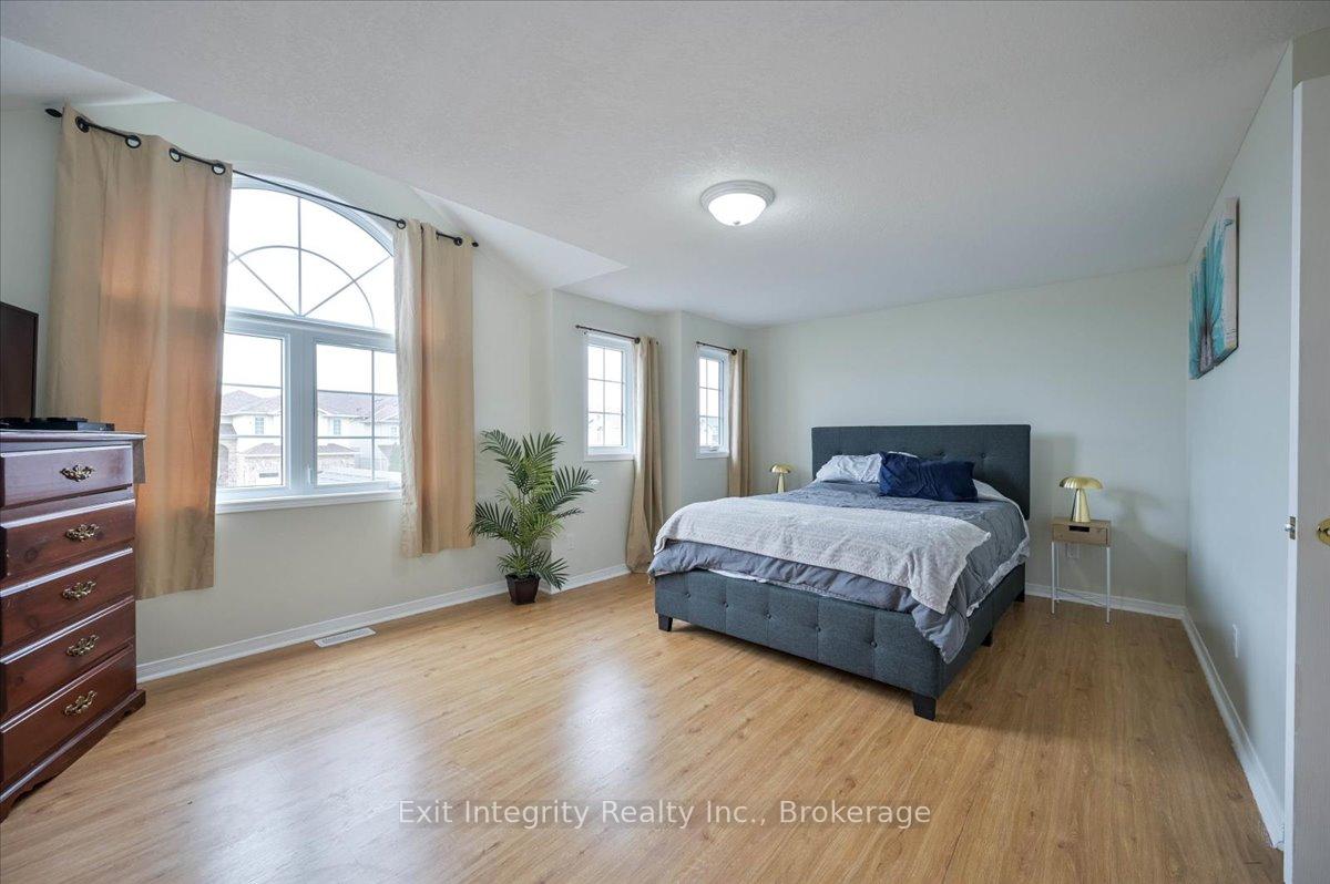 Photo 10 of 102 Bridlewreath Street, Kitchener — HOMEH