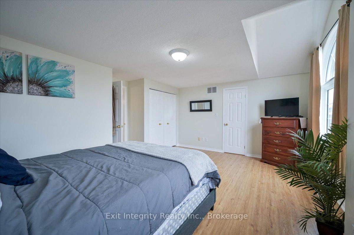 Photo 11 of 102 Bridlewreath Street, Kitchener — HOMEH