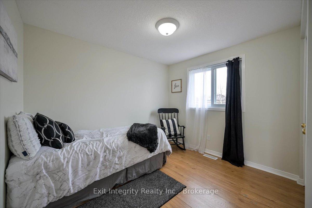 Photo 13 of 102 Bridlewreath Street, Kitchener — HOMEH