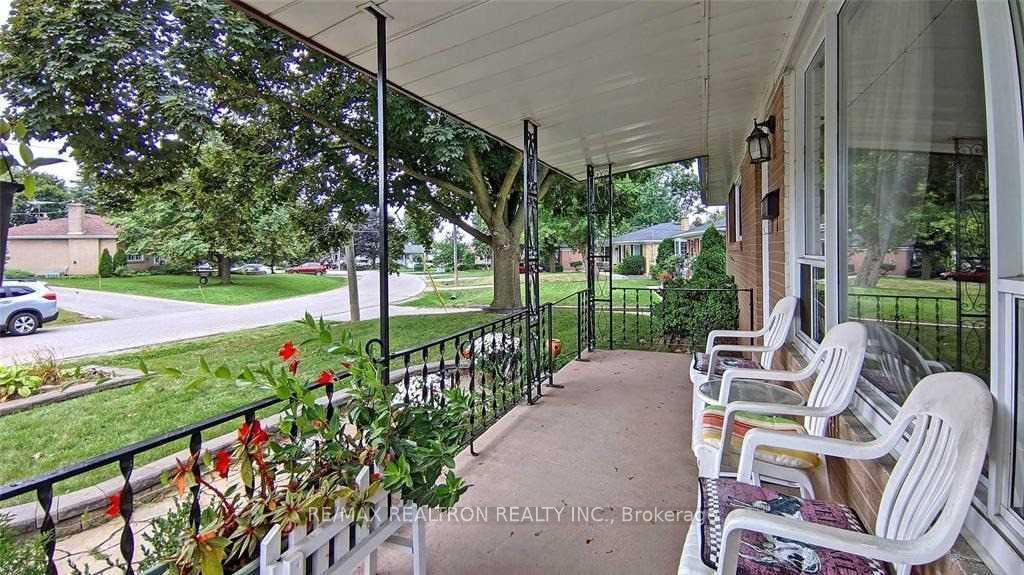 Photo 3 of 6 Winlaw Place, Markham, Old Markham Village — HOMEH